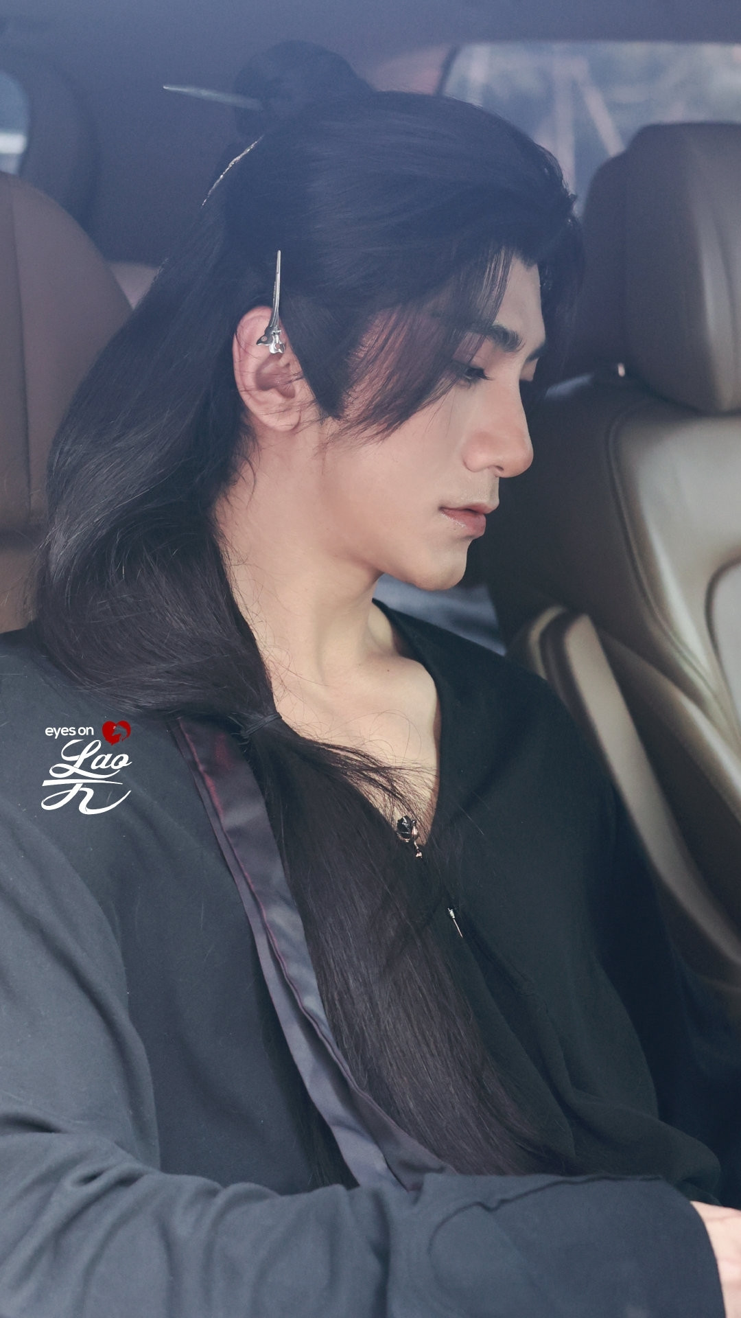 Xiao Shunyao in a long black wig, sitting in the car,