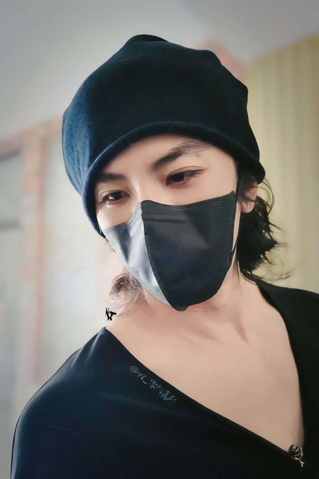 Xiao Shunyao in a face mask and a black beanie, showing of his neck and long eyelashes