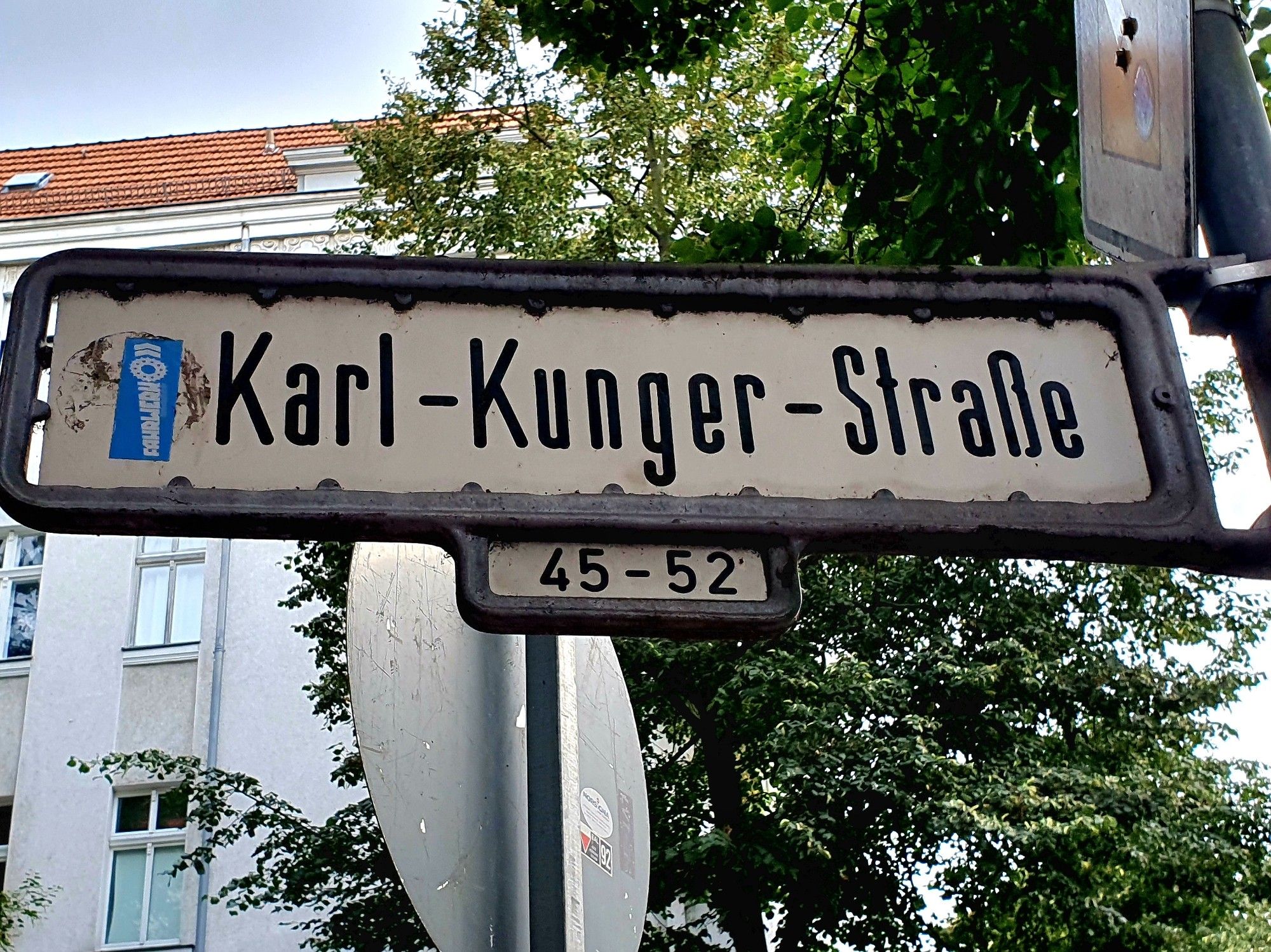 Zwei Fotos mit Straßenschildern Karl-Kunger-Straße