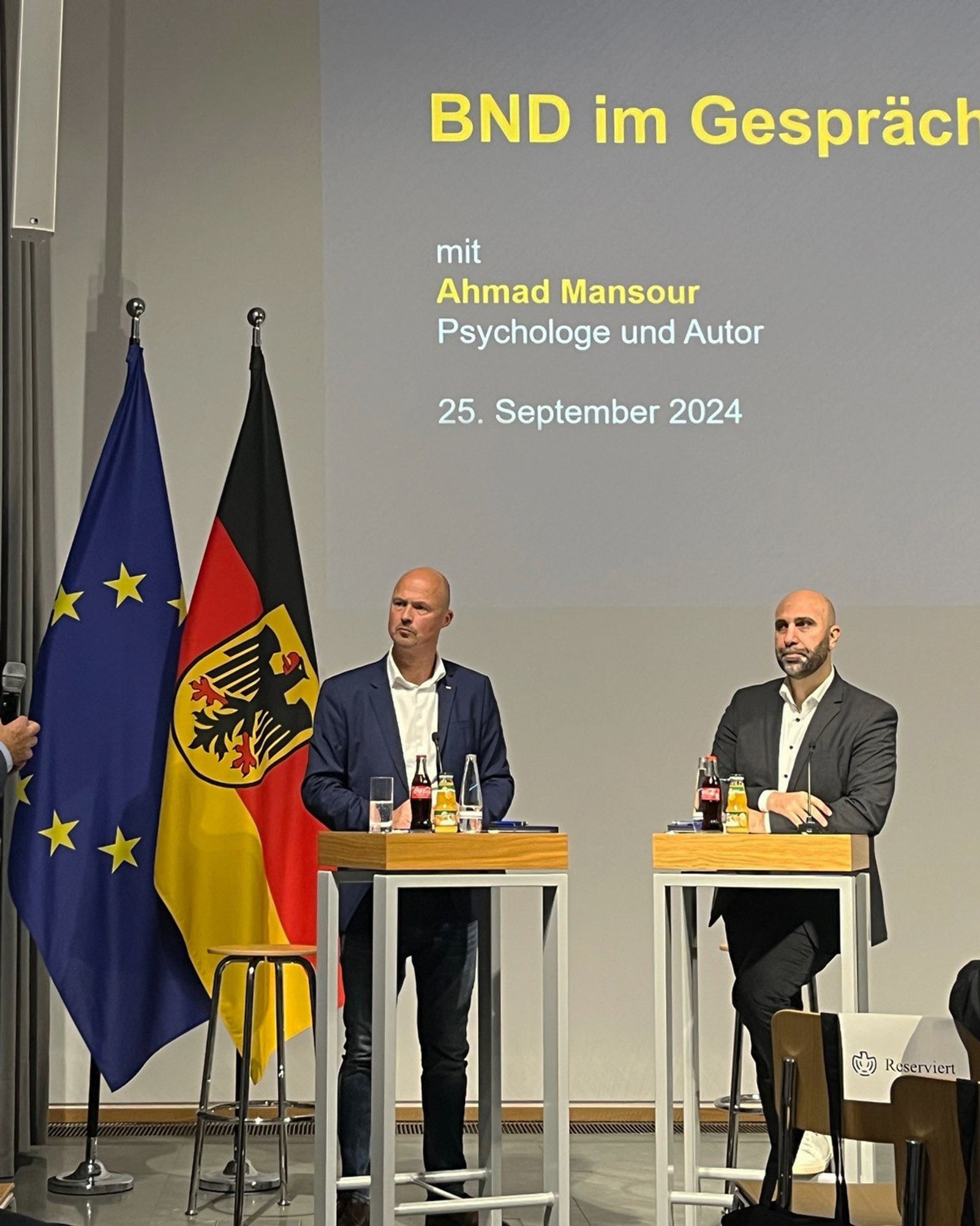 Nach seinem Vortrag stellte sich Psychologe und Autor Ahmad Mansour (rechts im Bild) den Fragen des Publikums. Moderiert hat Martin Heinemann, Leiter Kommunikation des BND (links im Bild).