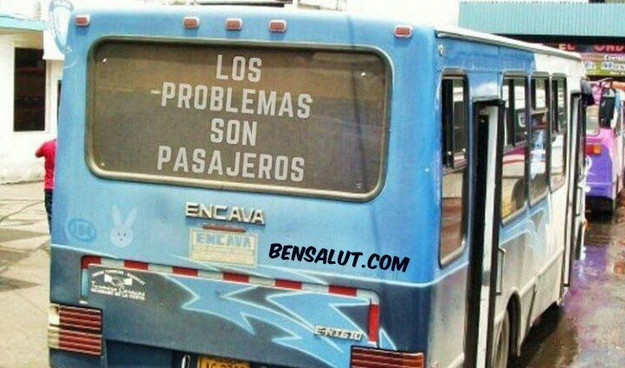 Un autobús con el slogan "los problemas son pasajeros"