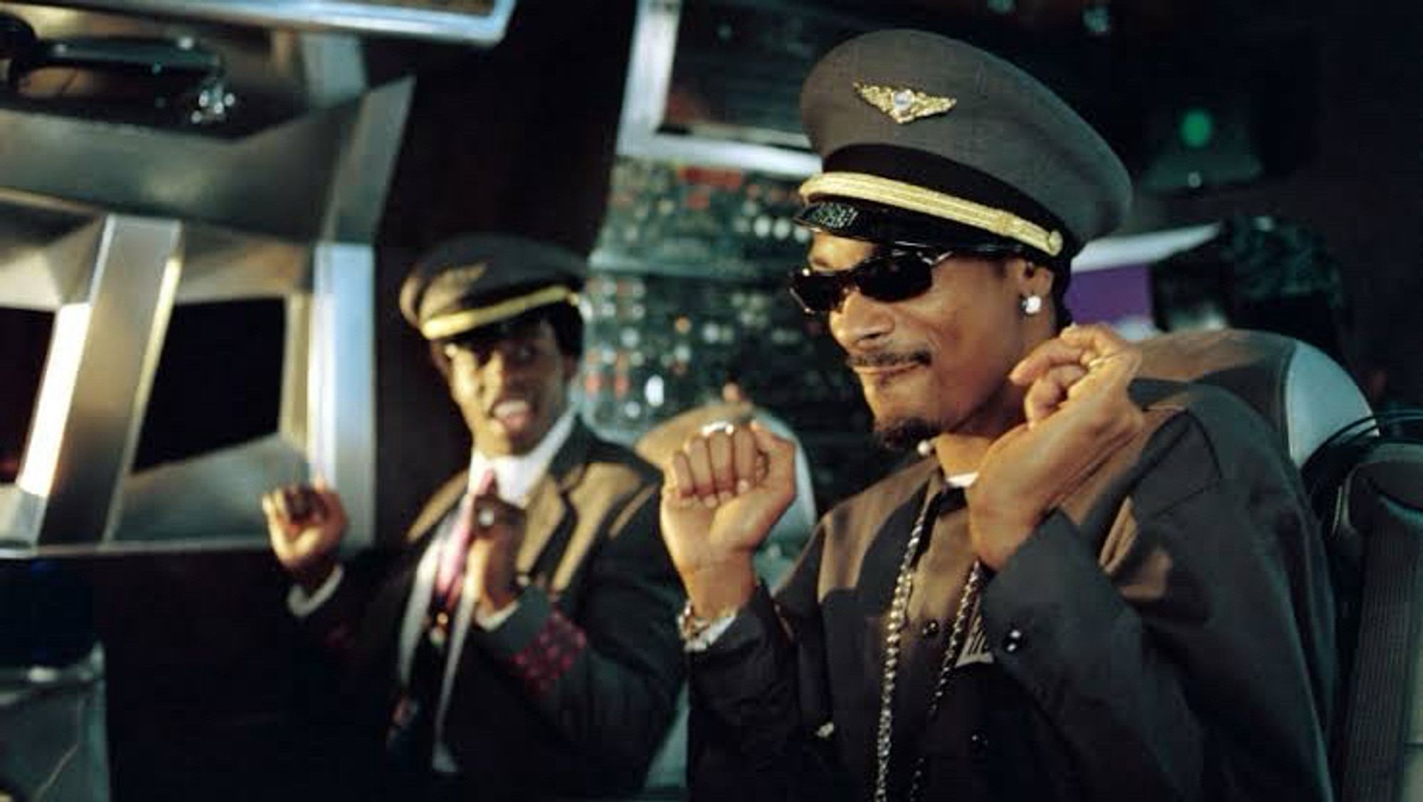 Snoop Dogg atuando como piloto de avião no filme “Uma Festa no Ar”