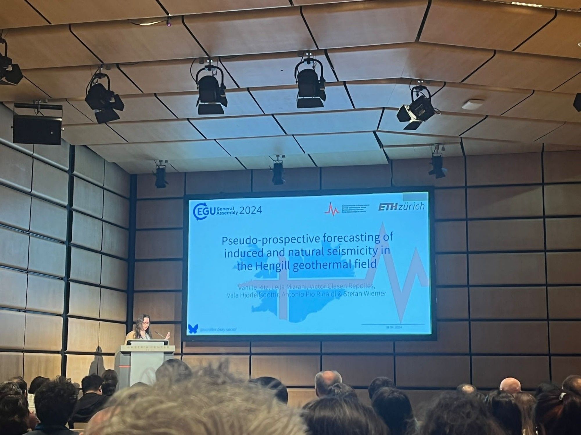 Me presenting my work at EGU 2024 on pseudo-prospective forecasting of induced and natural seismicity in Hengill (photo: S. Benlalam ☺️)