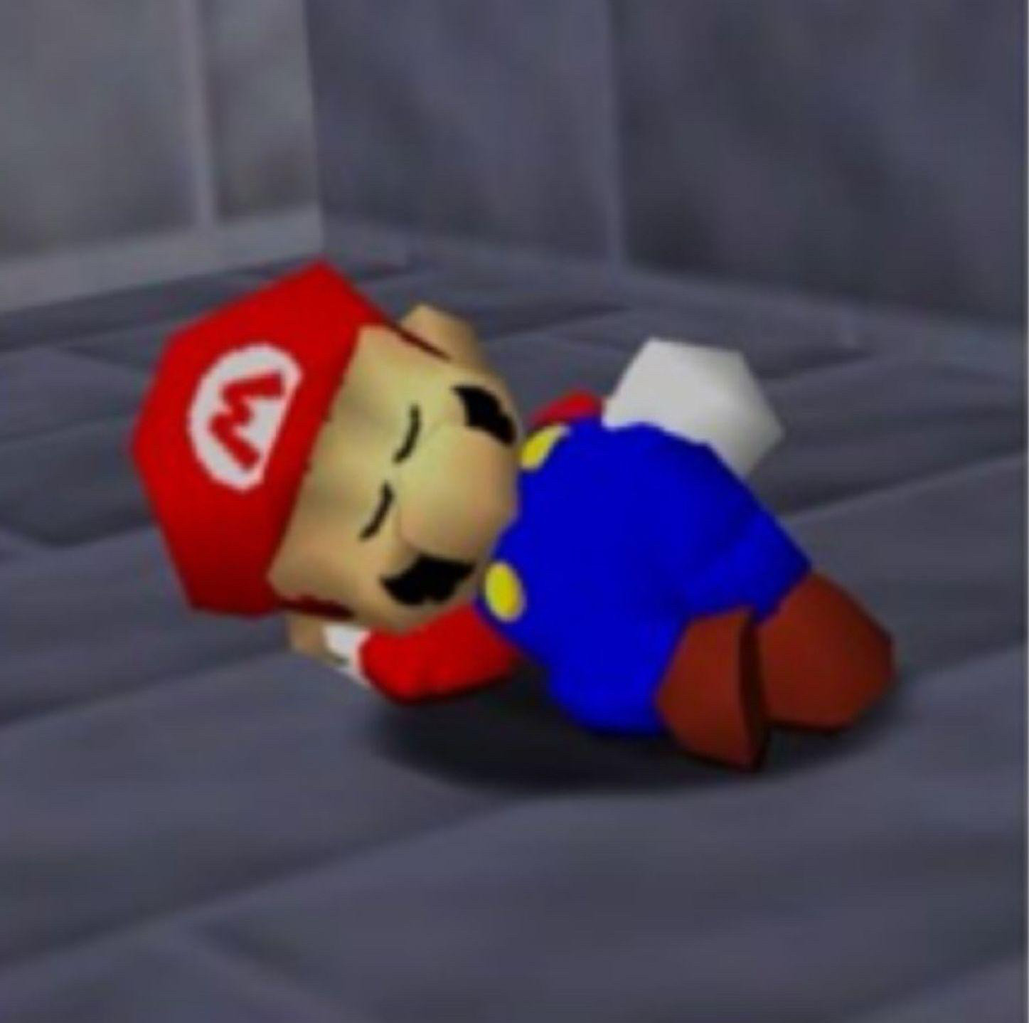 Screenshot du jeu Super Mario 64, sur lequel on voit Mario, allongé sur un sol en pierre, endormi, se servant de son bras droit comme d'oreiller