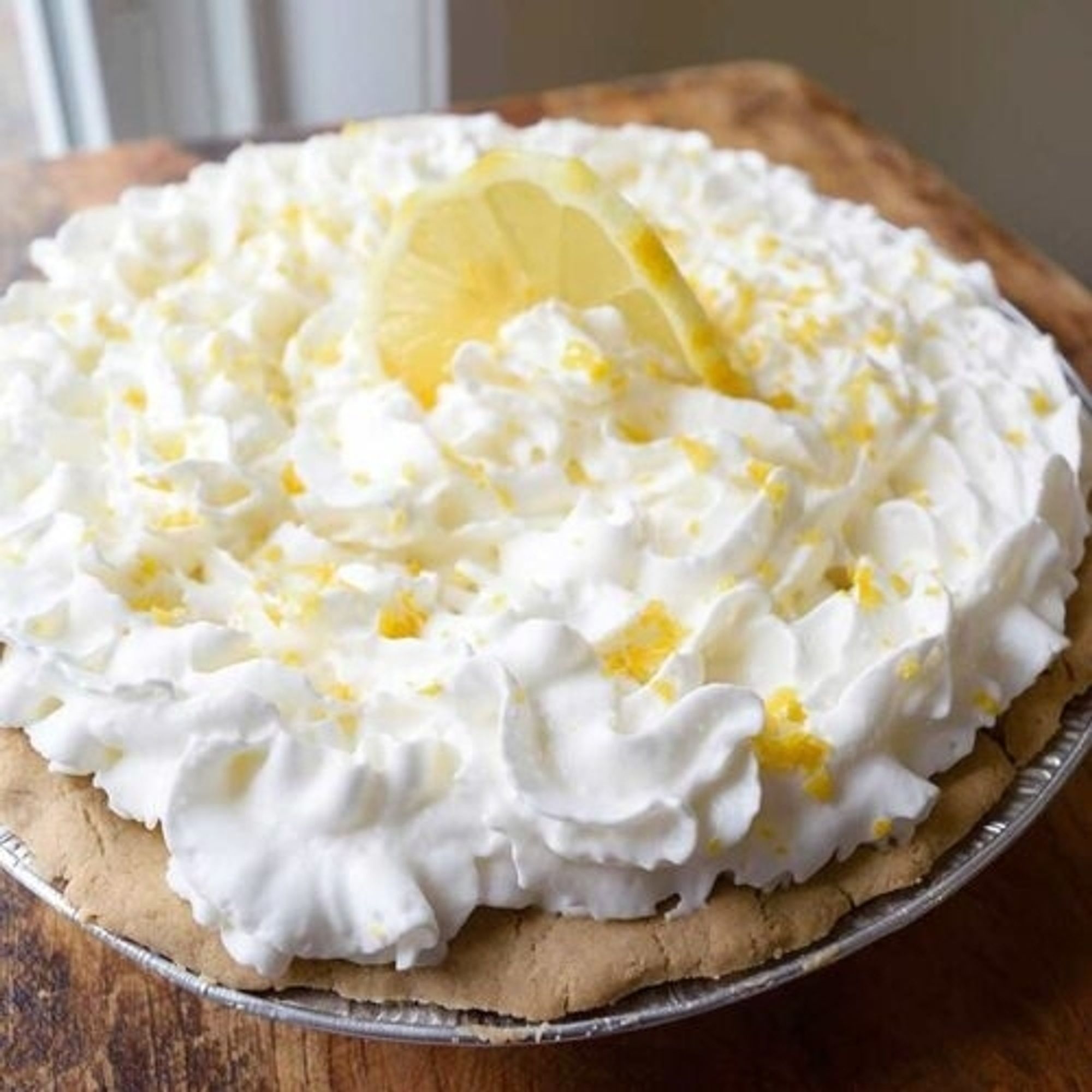 A picture of a cream pie, specifically a lemon one.