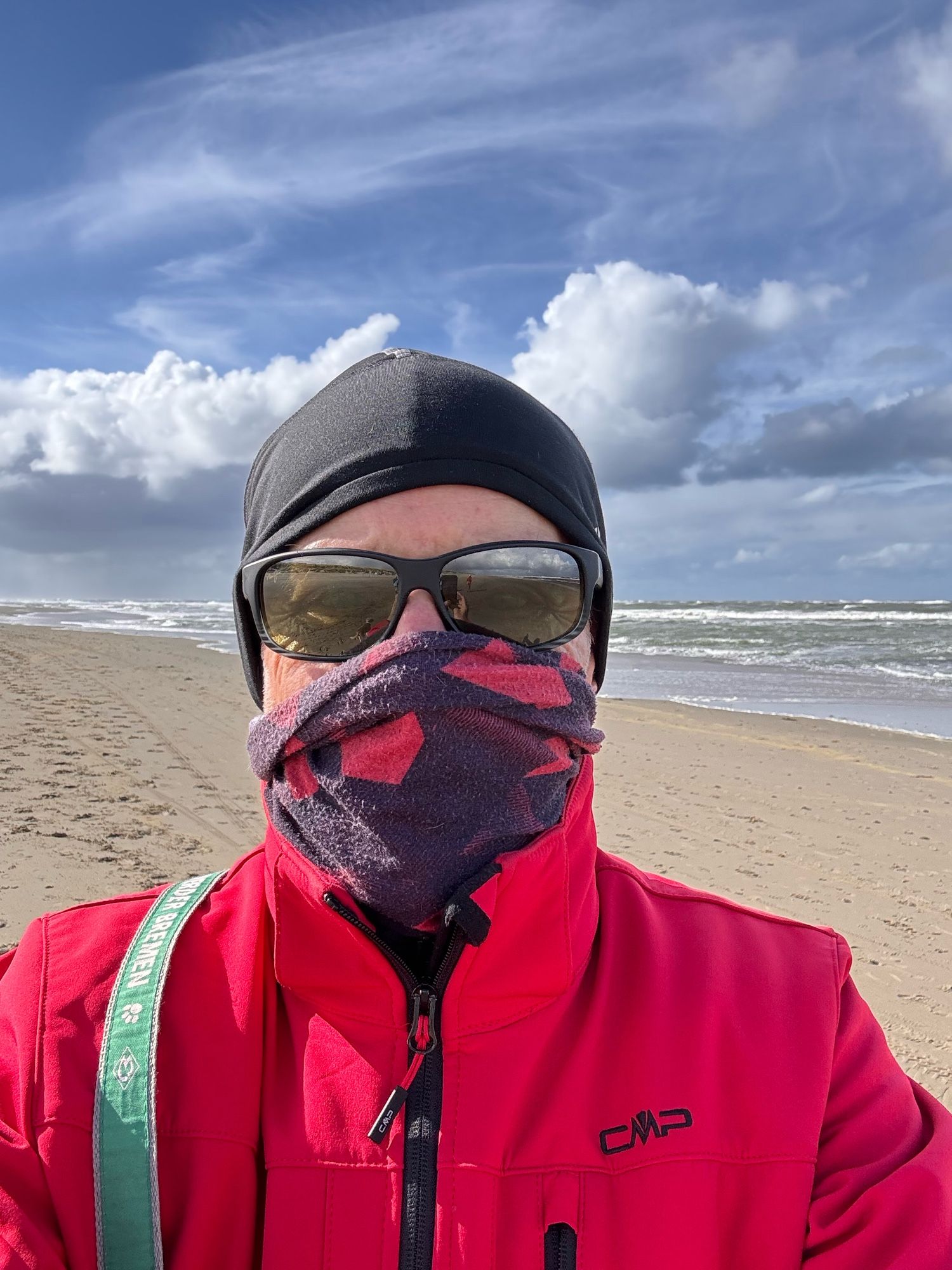 Am Strand in Wetterkleidung