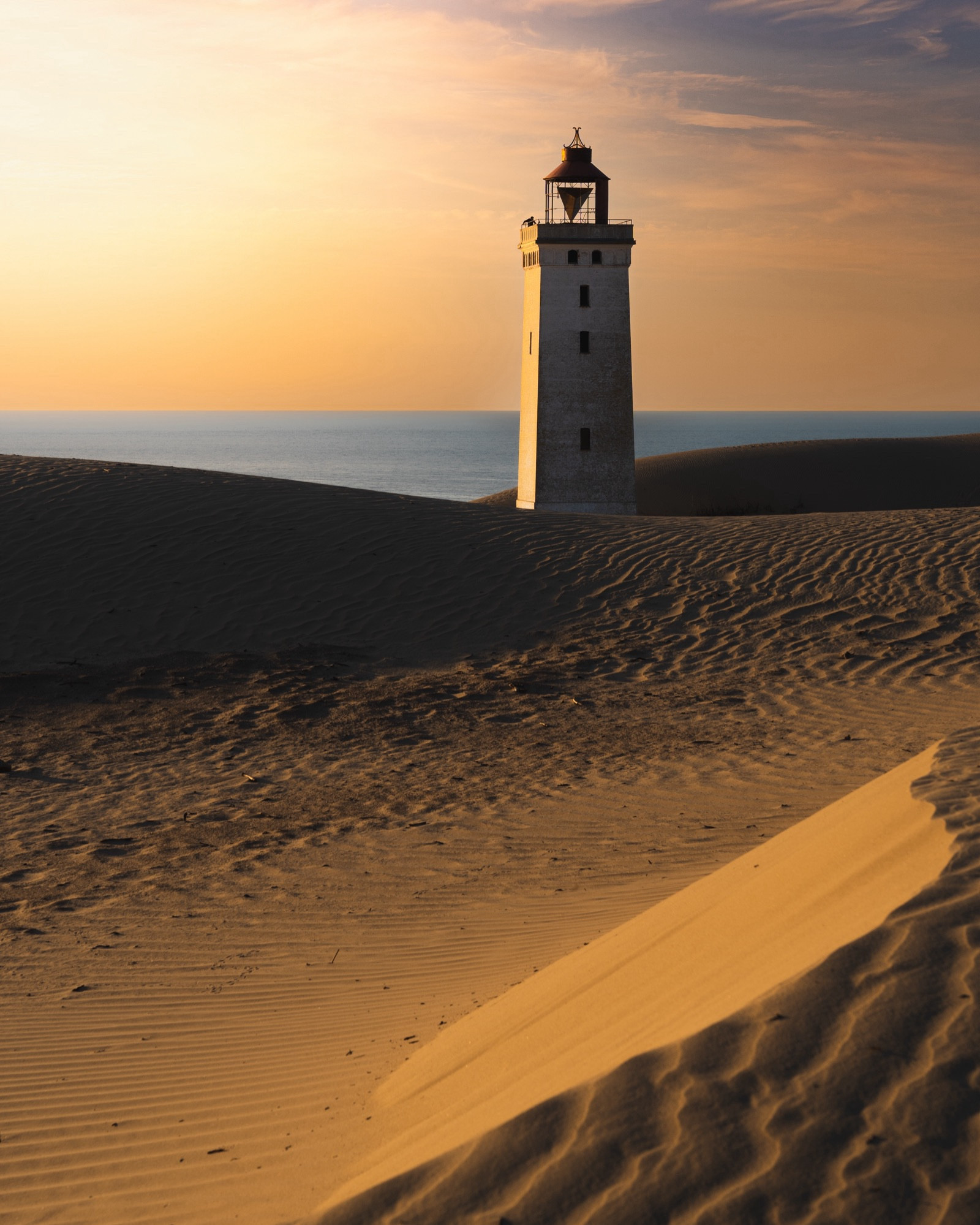 Ein Leuchtturm an der dänischen Nordseeküste. Dieser befindet sich auf einer riesigen Wanderdüne.