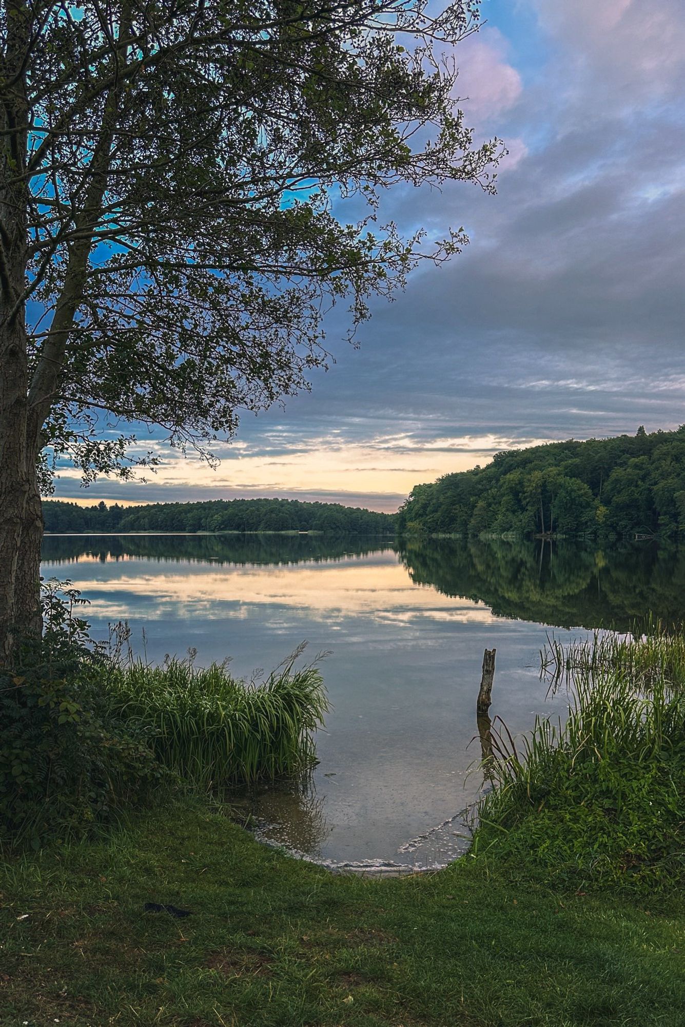 Ein See im Sonnenaufgang