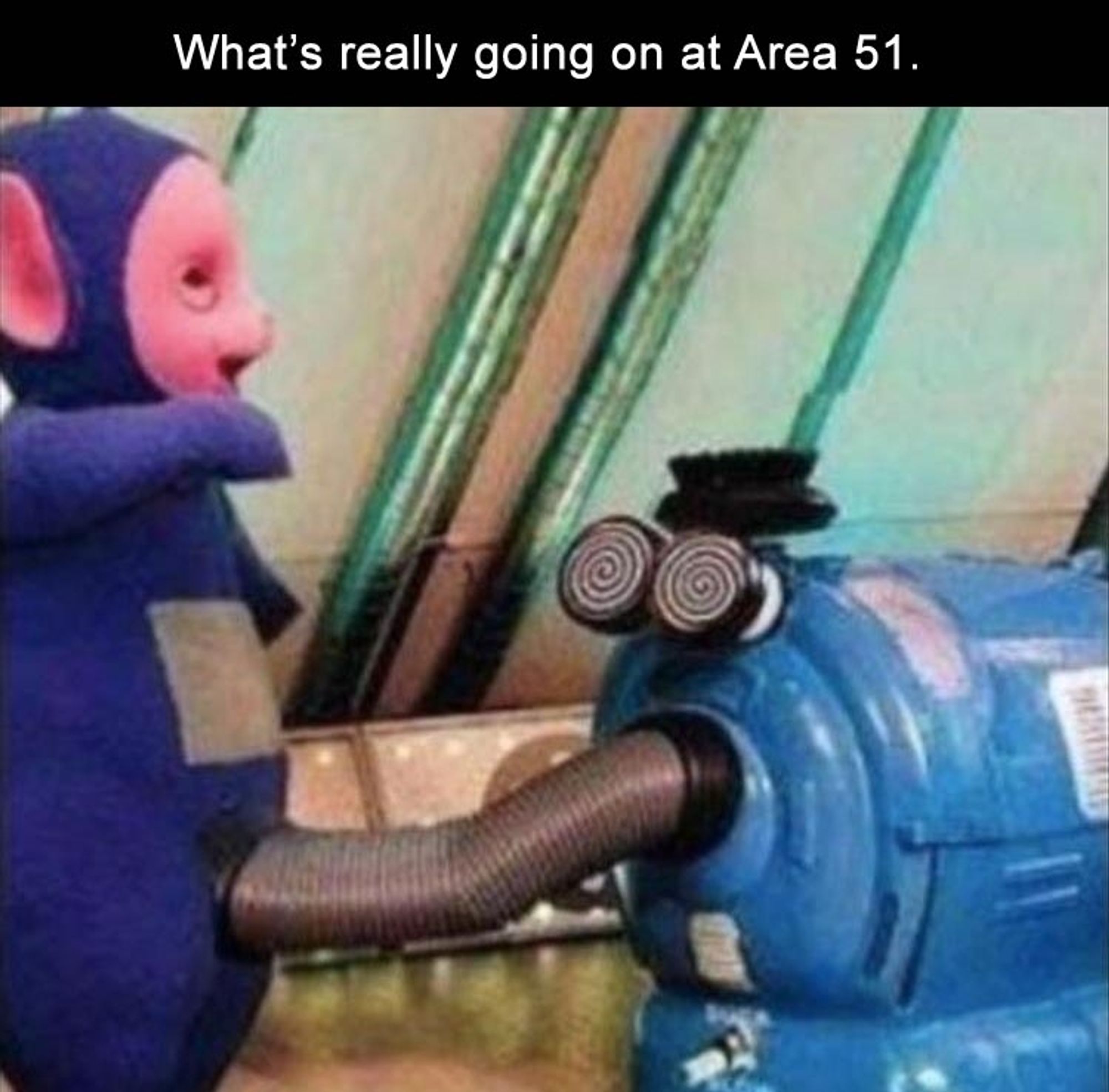 "Whats really going on in area51"

Staubsauger in teletubbies saugt an teletubbie lalaas "bauchnabel"