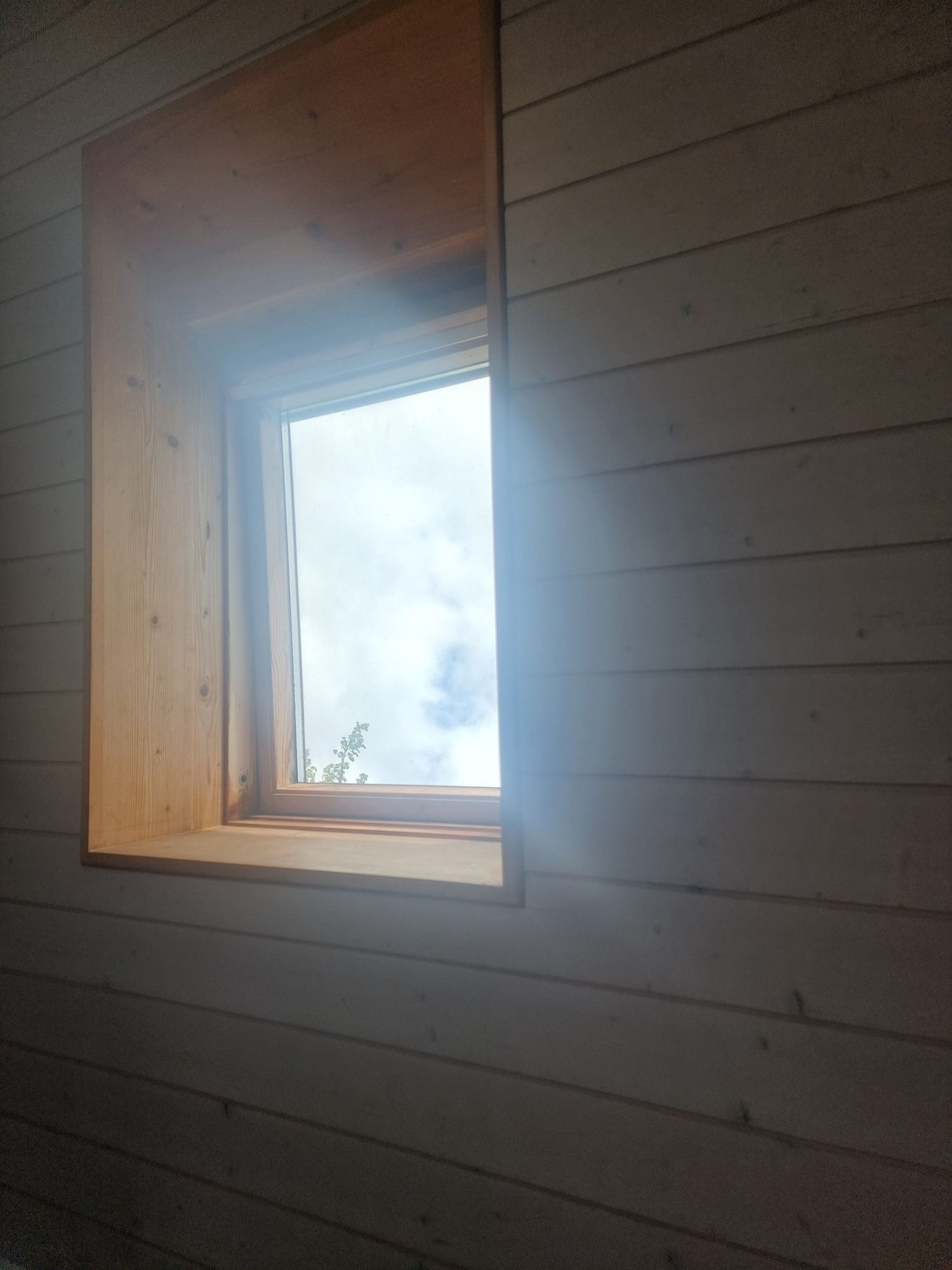 Foto aus der Badewanne zum Dachfenster, Wetter eher grau