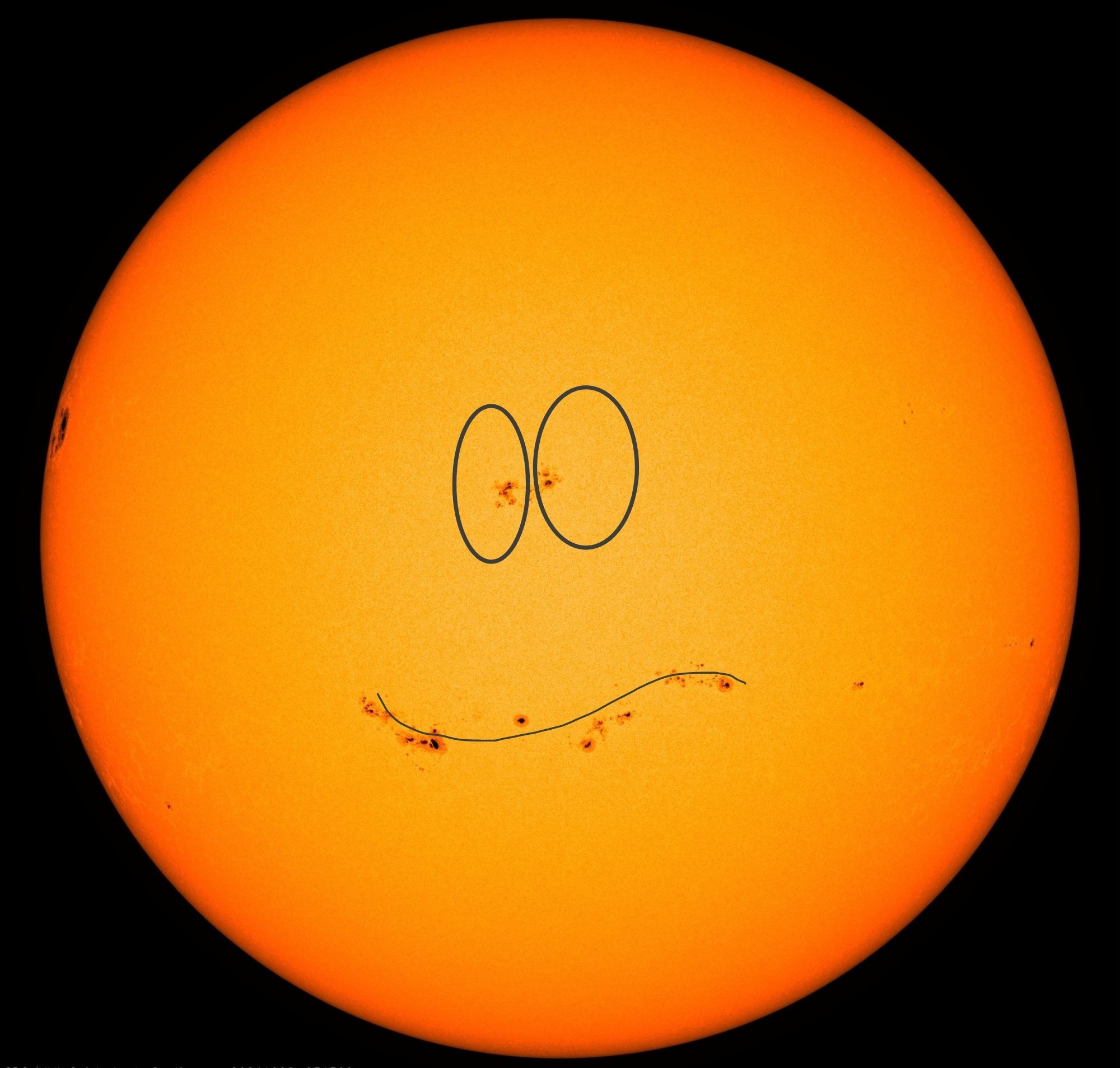 Nahaufnahme der Sonne, Sonnenflecken bilden einen zerknirschten Smiley