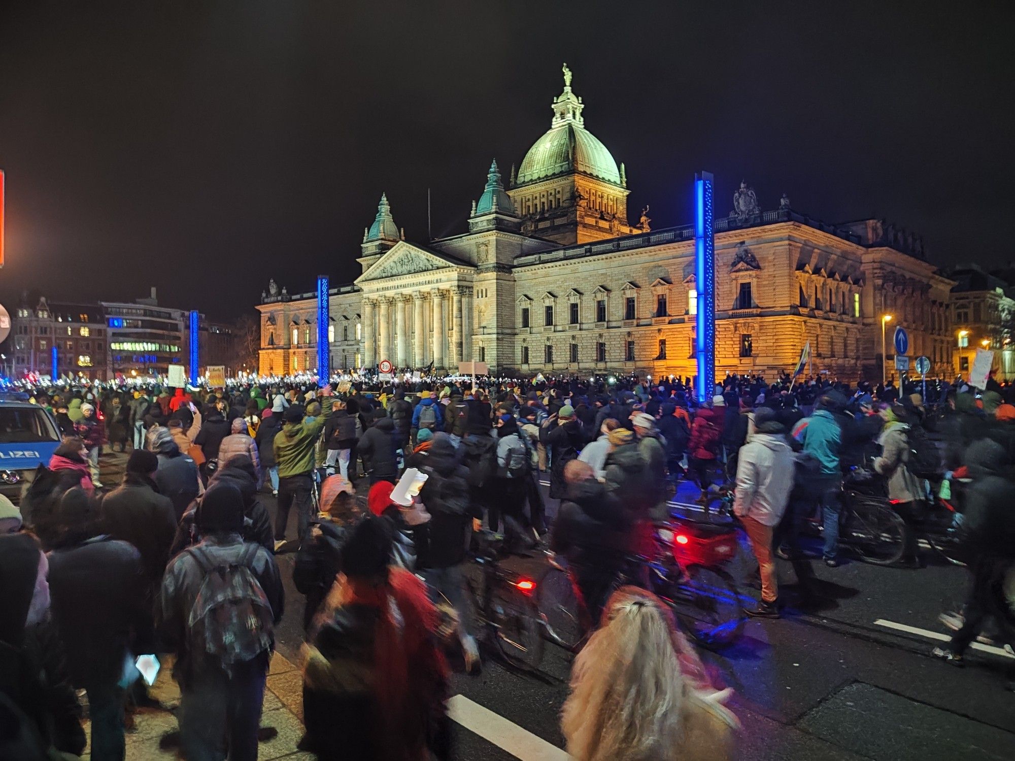 Tausende Demonstranten vor dem Bundesverwaltungsgericht in Leipzig