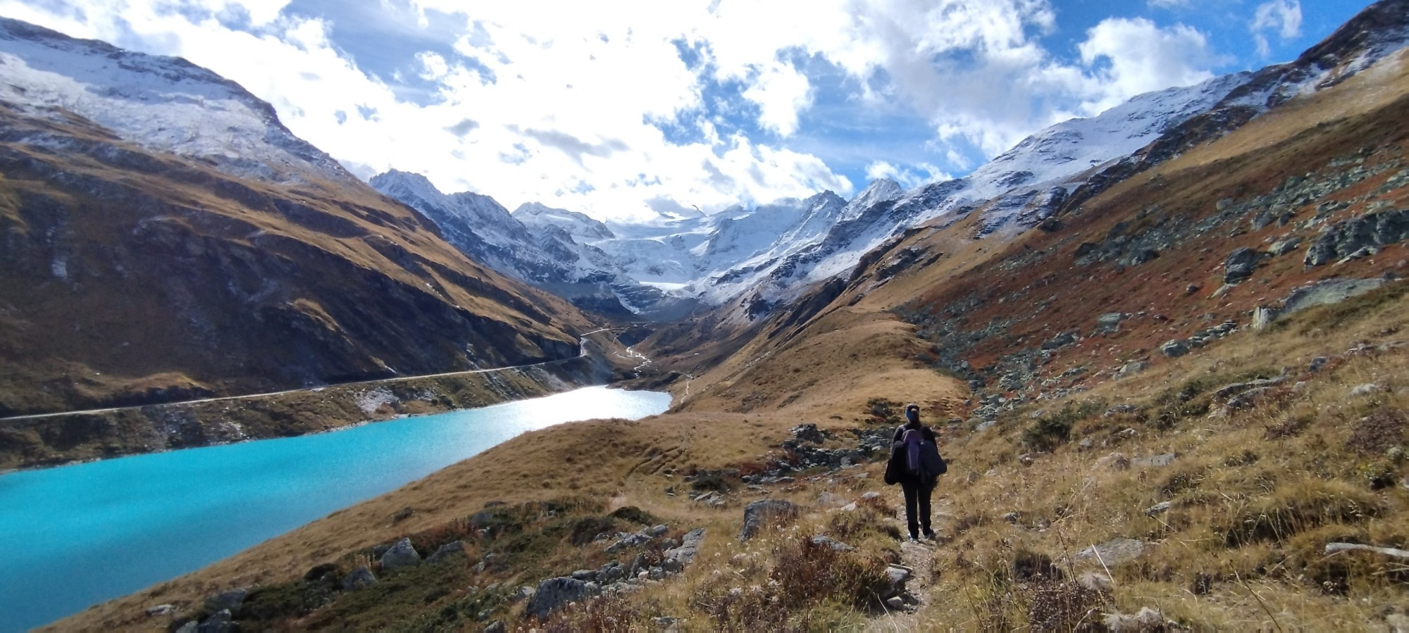 Photo du lac du barrage de Moiry avec en fond le glacier. Et #MaMeuf qui marche dans ce magnifique paysage.