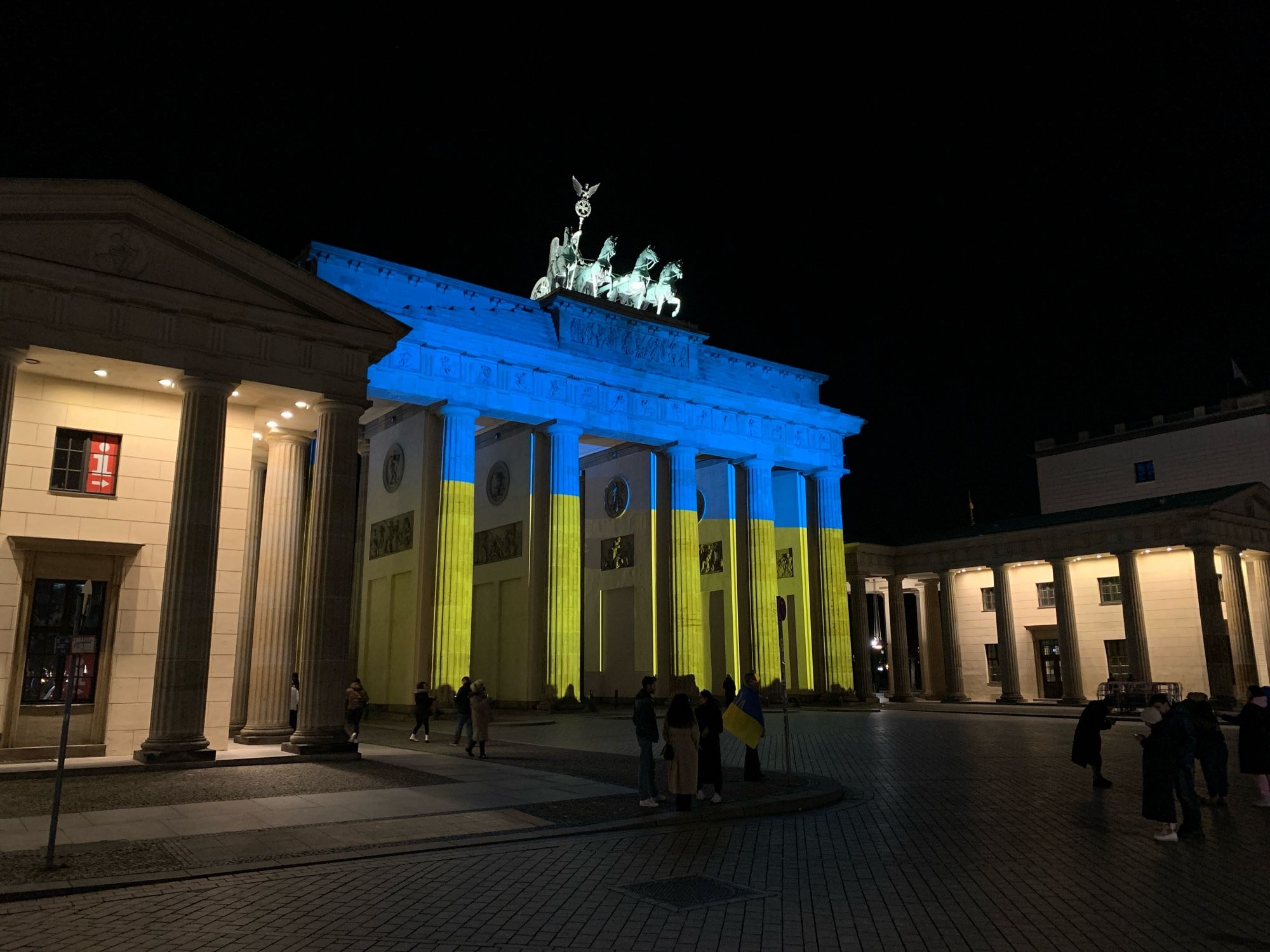 Brandenburger Tor, erleuchtet in den Farben der Ukraine.