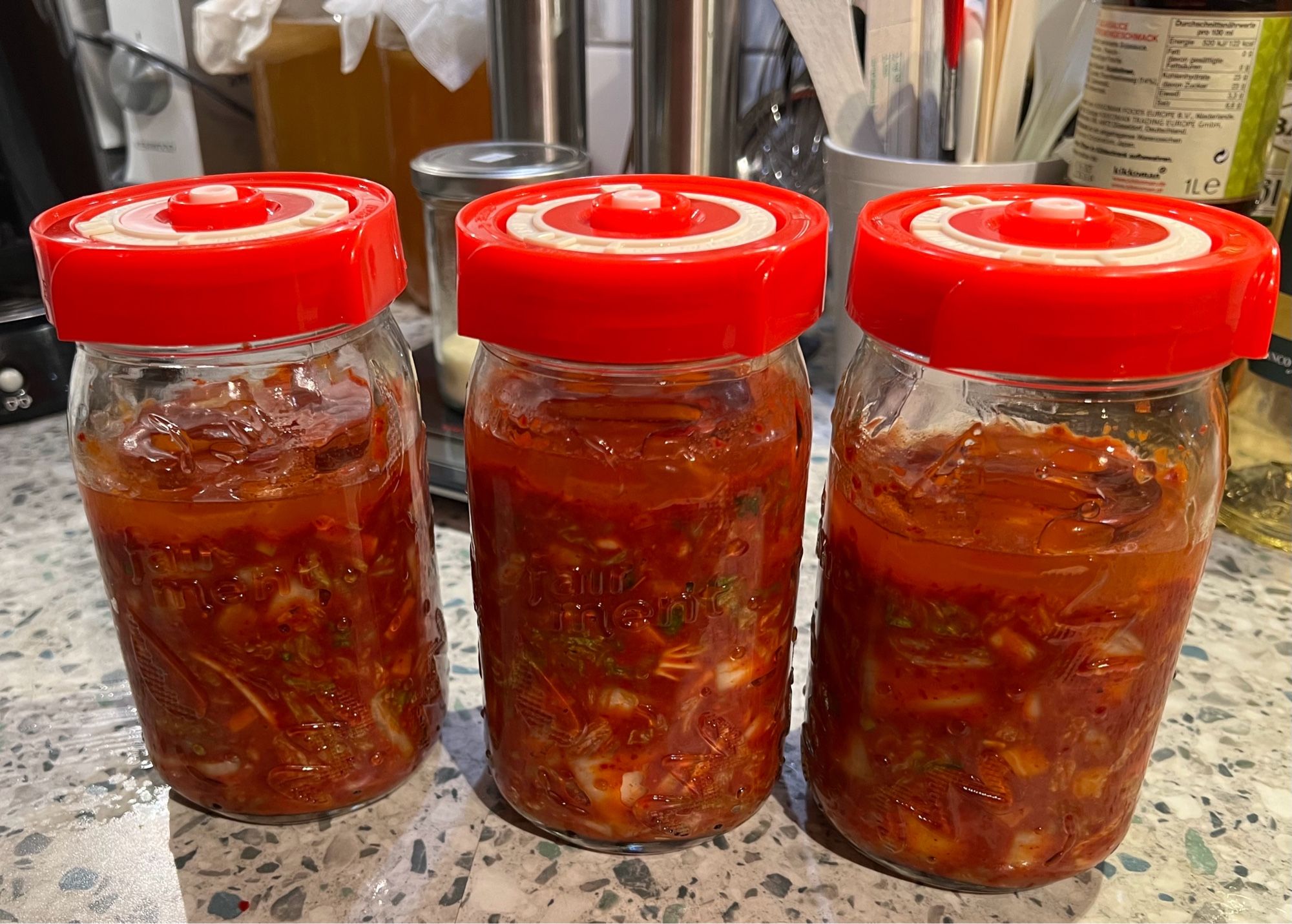 Zu sehen sind 3 Gläser mit selbst gemachten veganen Kimchi