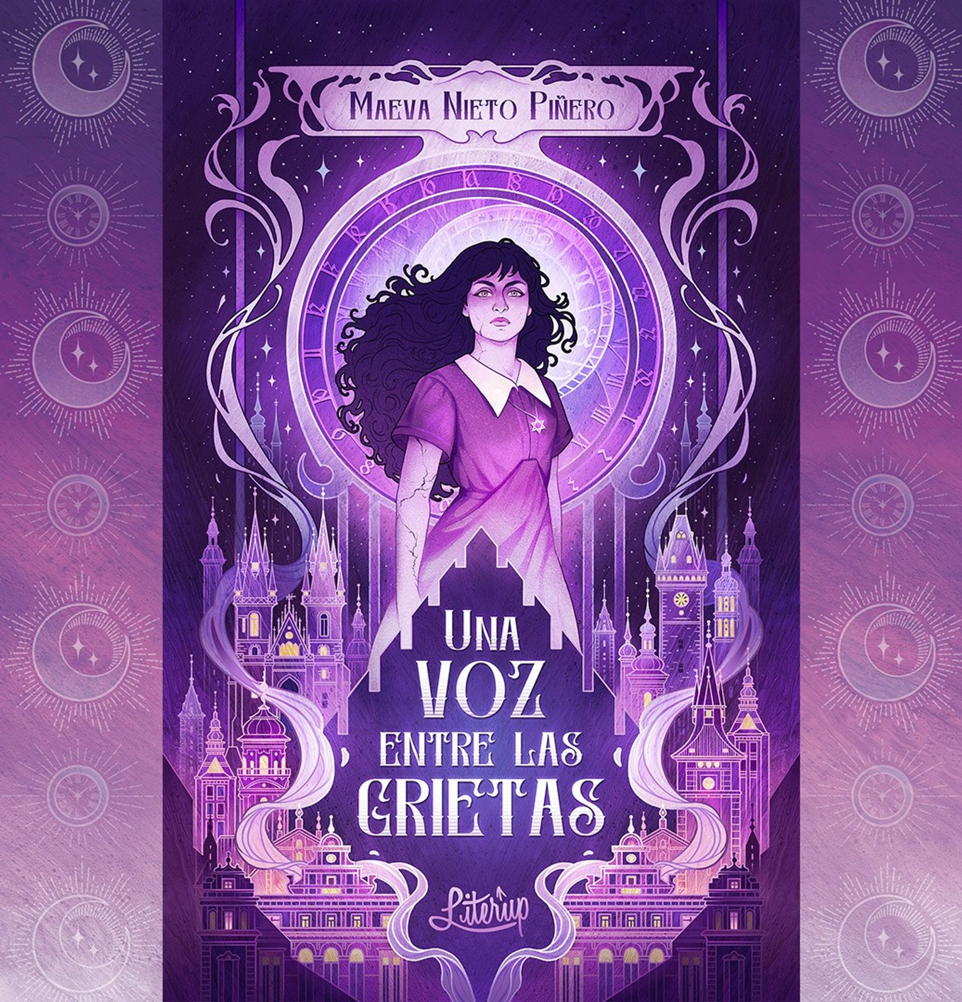 Portada de novela en tonos de morado. Una muchacha de pelo negro y vestido de los años 30 mira desafiante a la cámara. Lleva un collar con una estrella de David y tiene grietas en la piel, como si fuera de porcelana. La enmarca el reloj astronómico de Praga y volutas decorativas, y debajo tiene varios edificios emblemáticos de Praga, pintados de forma que parecen estar hechos de cristal o de encaje, también en tonos morados y rosas. La bruma corre entre ellos y asciende, enmarcando toda la portada.