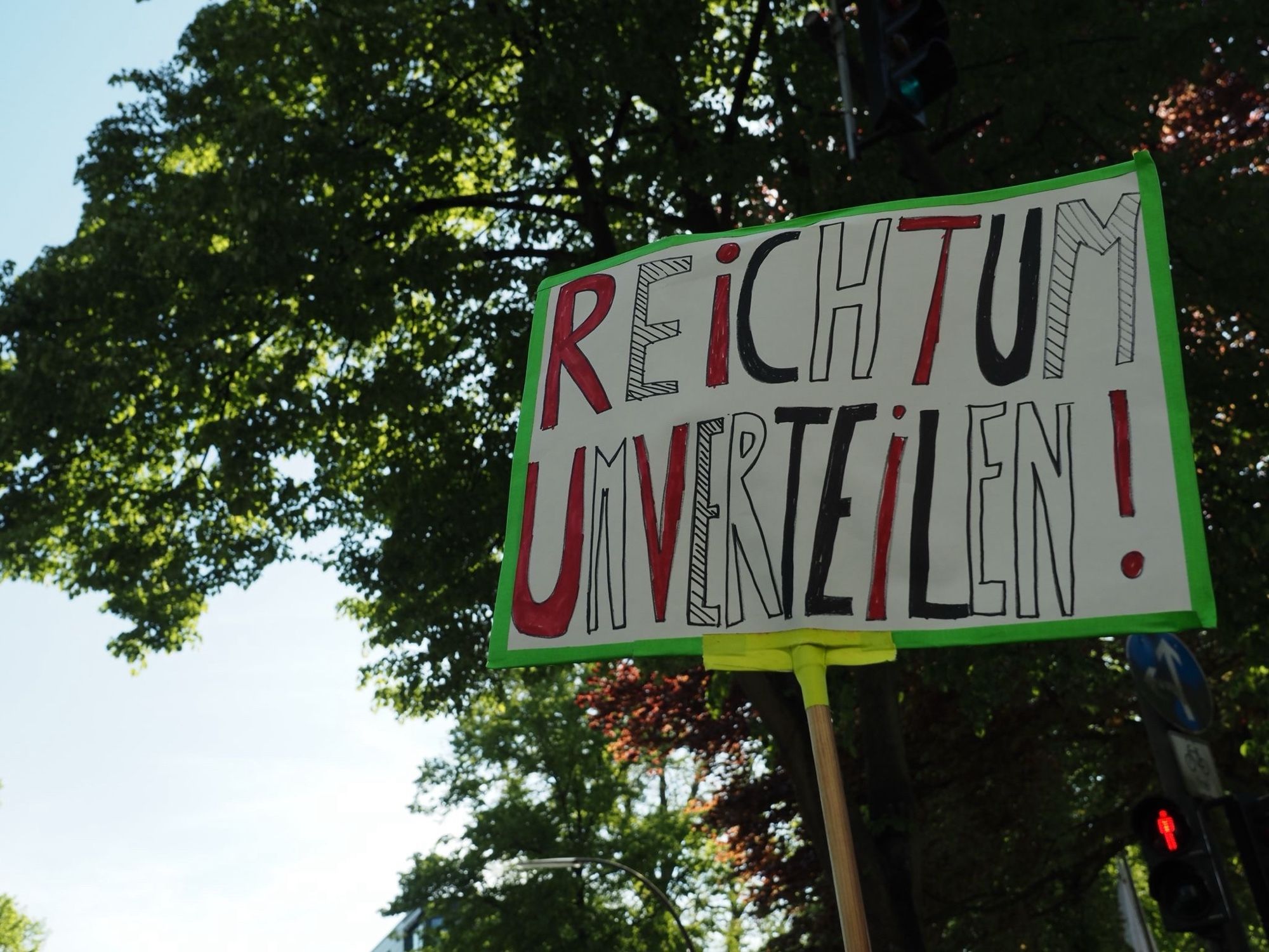 Foto von der großen Umfairteilen-Demo am 1. Mai von #WerHatDerGibt: "Wir haben die Scheiße so satt!“. Unsere Ortsgruppe Hamburg war mit dabei! 

#IchBinArmutsbetroffen