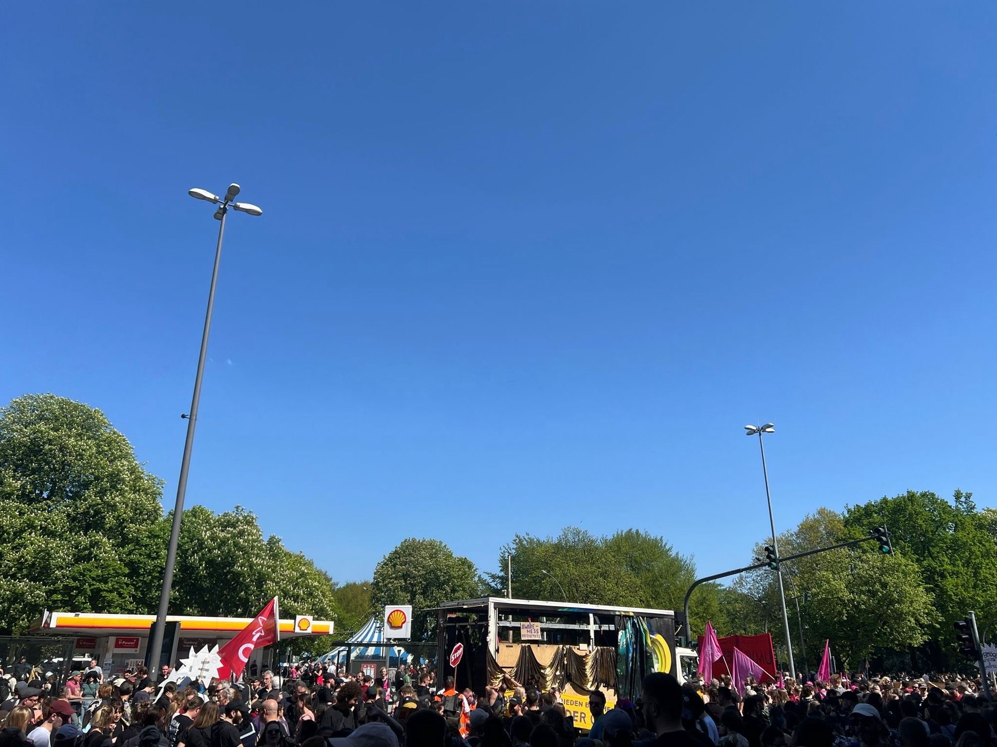 Foto von der großen Umfairteilen-Demo am 1. Mai von #WerHatDerGibt: "Wir haben die Scheiße so satt!“. Unsere Ortsgruppe Hamburg war mit dabei! 

#IchBinArmutsbetroffen