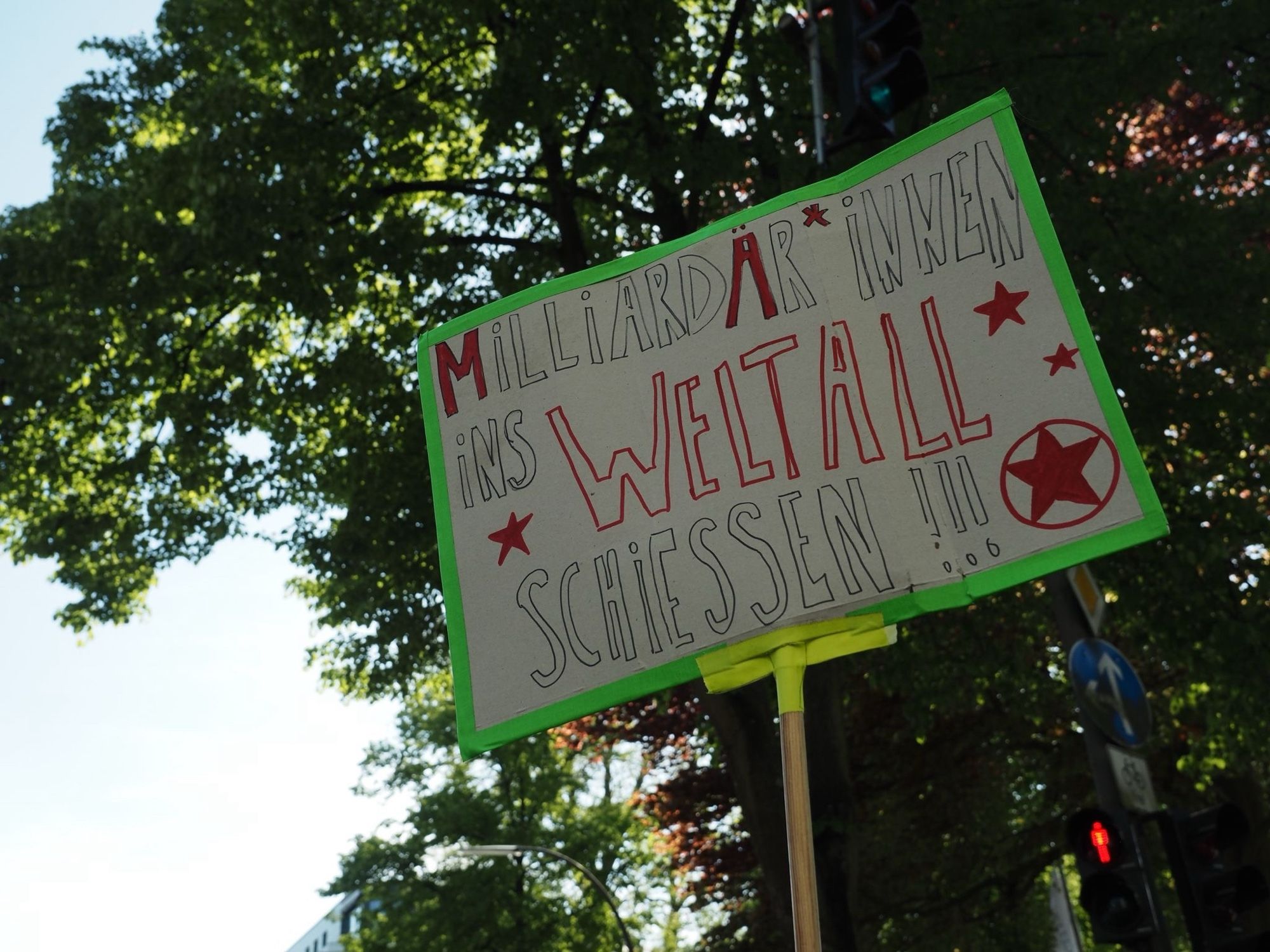 Foto von der großen Umfairteilen-Demo am 1. Mai von #WerHatDerGibt: "Wir haben die Scheiße so satt!“. Unsere Ortsgruppe Hamburg war mit dabei! 

#IchBinArmutsbetroffen