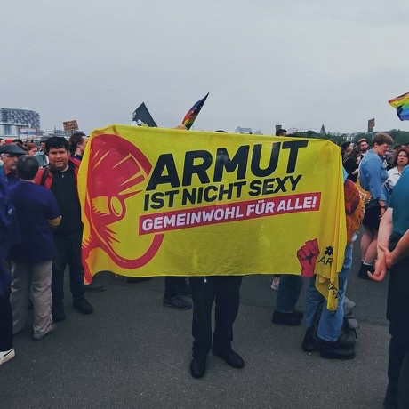 Demo gegen diverse Diskriminierungsformen in Köln. Zu sehen sind viele Demonstranten und unser gelber Protestbanner mitten drin. »Armut ist nicht sexy - Gemeinwohl für alle!«
#IchBinArmutsbetroffen