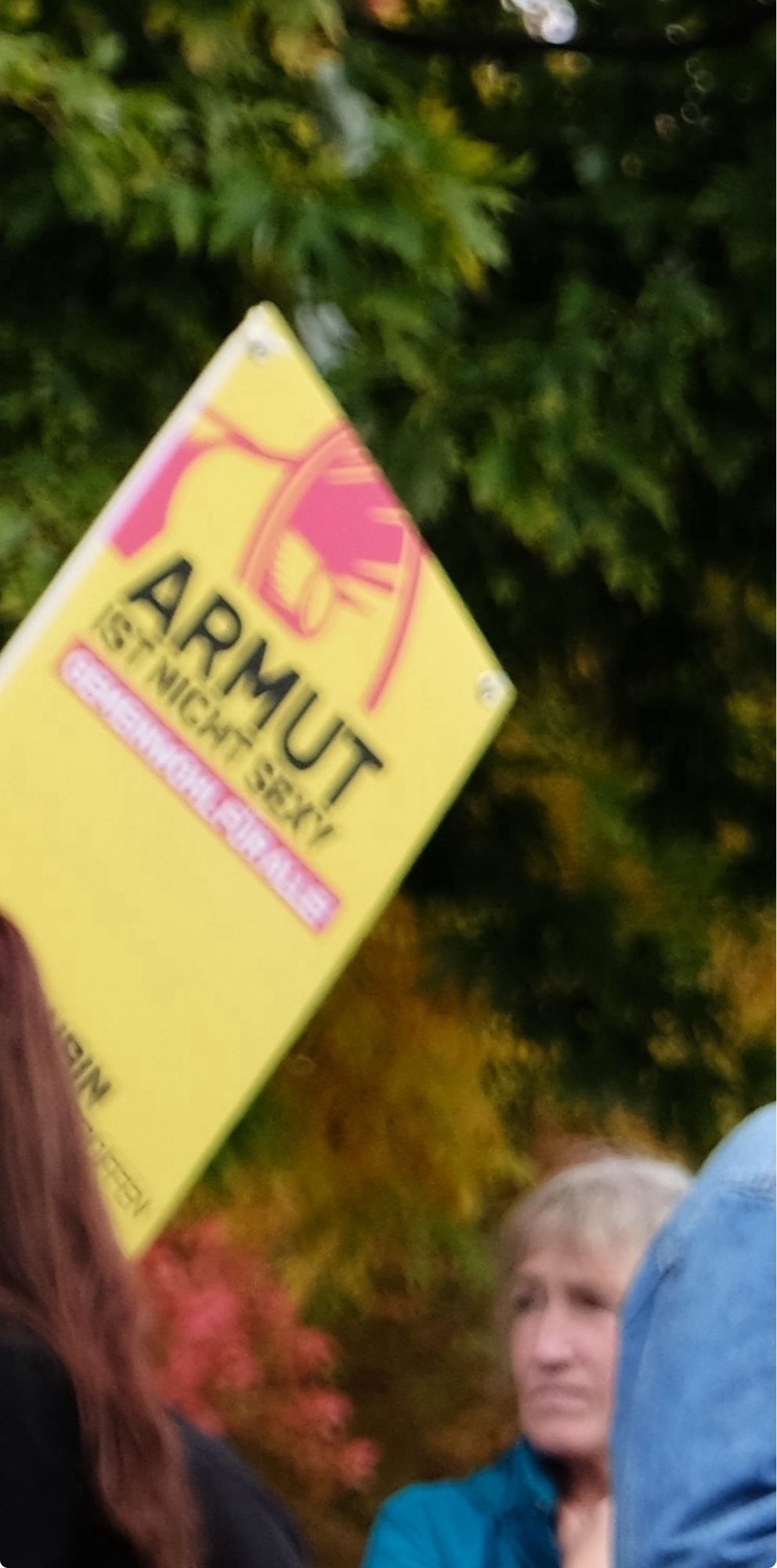 Foto von der großen Umfairteilen-Demo am 1. Mai von #WerHatDerGibt: "Wir haben die Scheiße so satt!“. Unsere Ortsgruppe Hamburg war mit dabei! 

#IchBinArmutsbetroffen