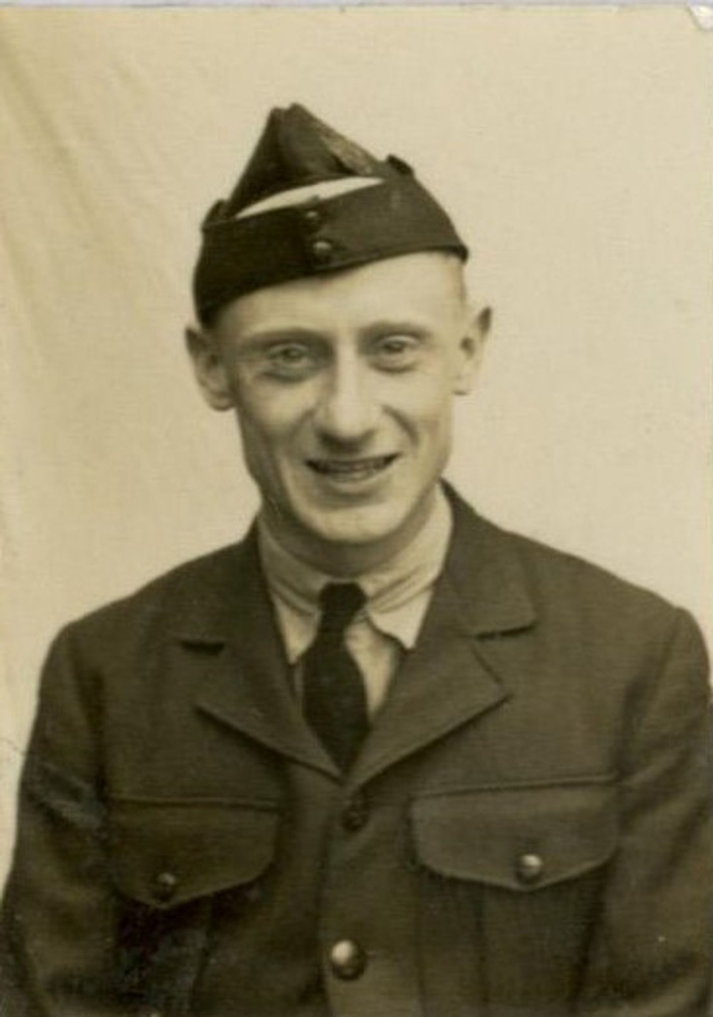 F/Sgt Thomas in RAAF uniform. Photo cropped from his digitised service record at NAA. 
https://recordsearch.naa.gov.au/SearchNRetrieve/Interface/ViewImage.aspx?B=5539700