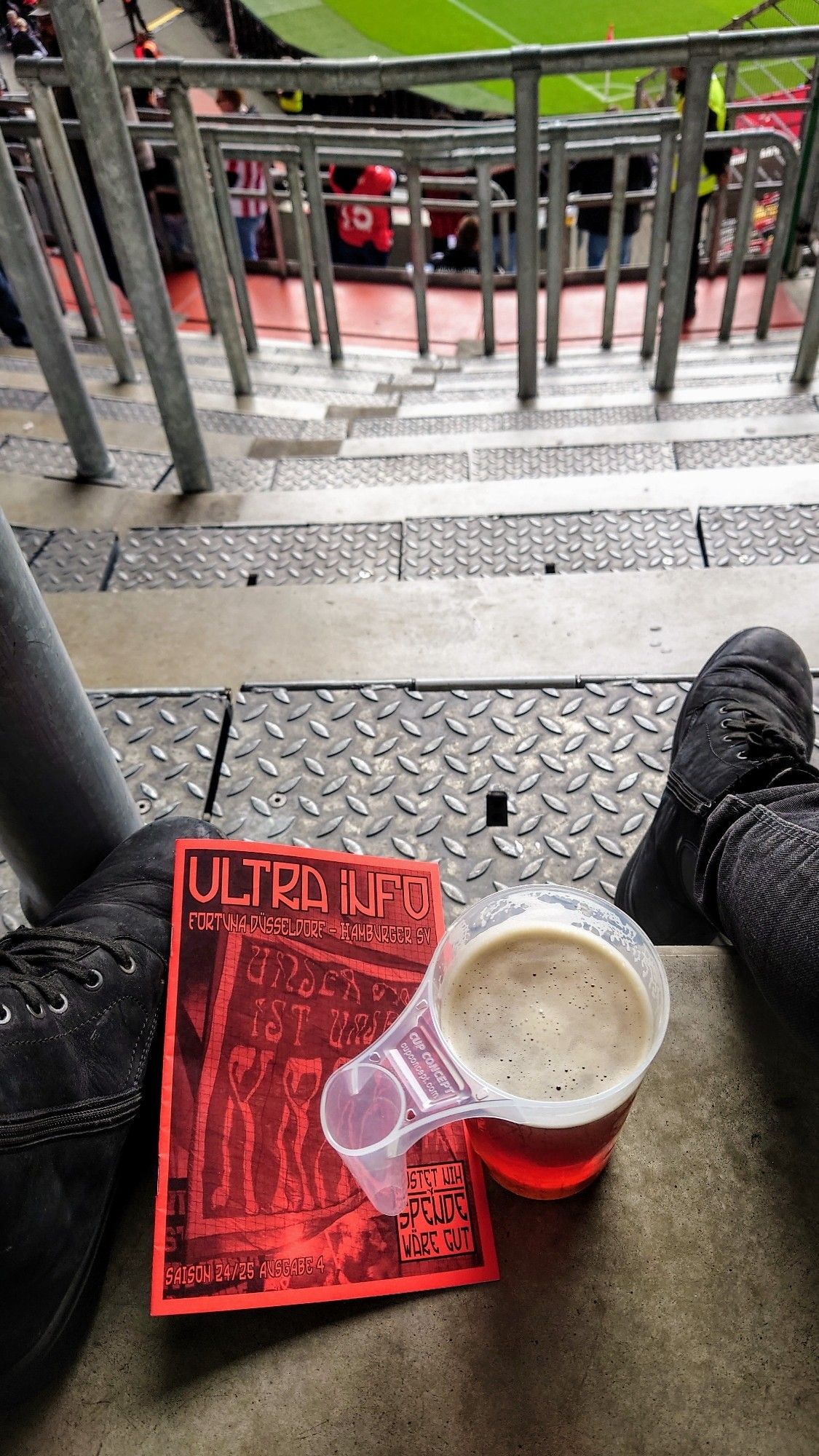 Altbier und Ultraheftchen im Stadion bei Fortuna.