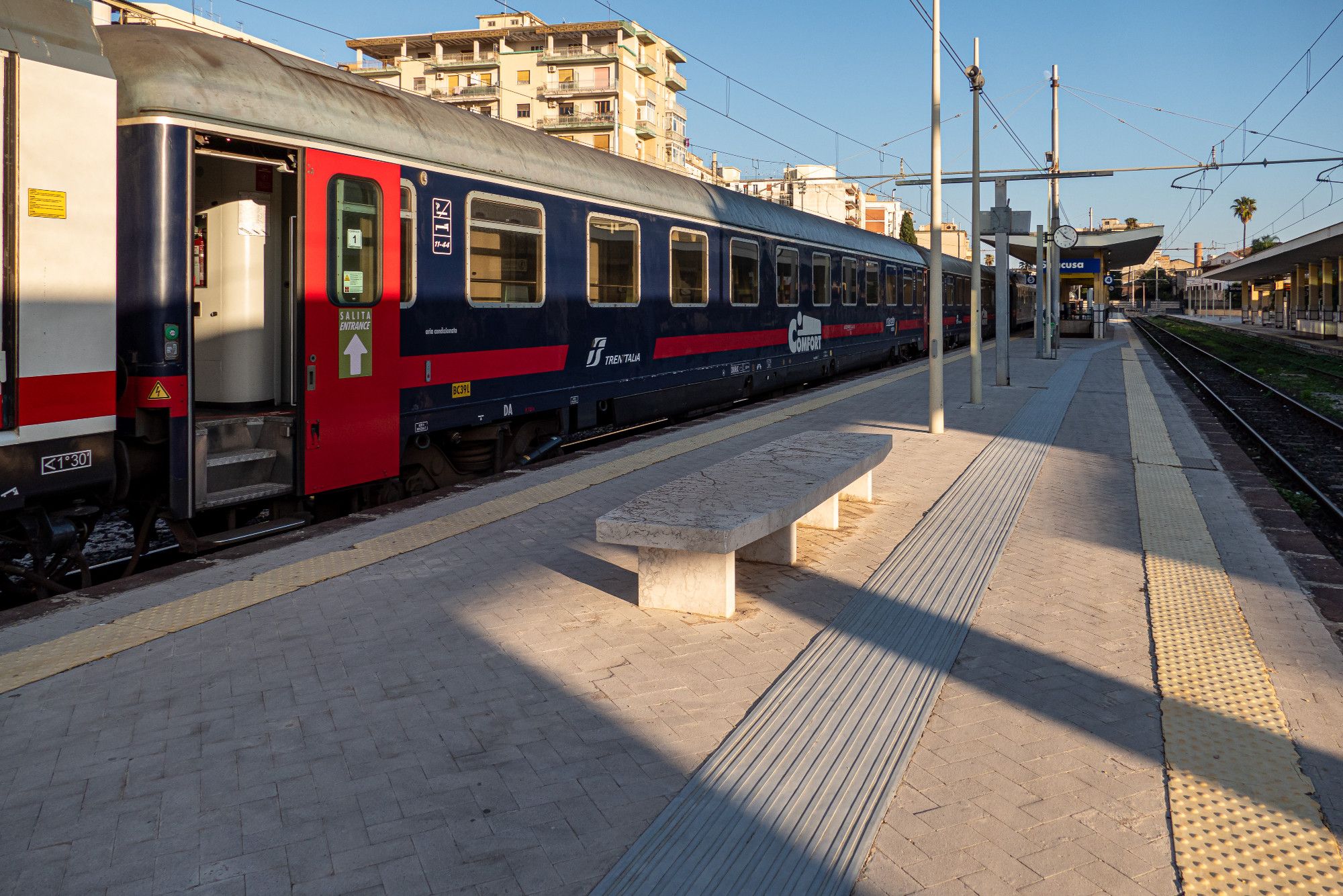 Ankunft am Bahnhof Syrakus auf Sizilien