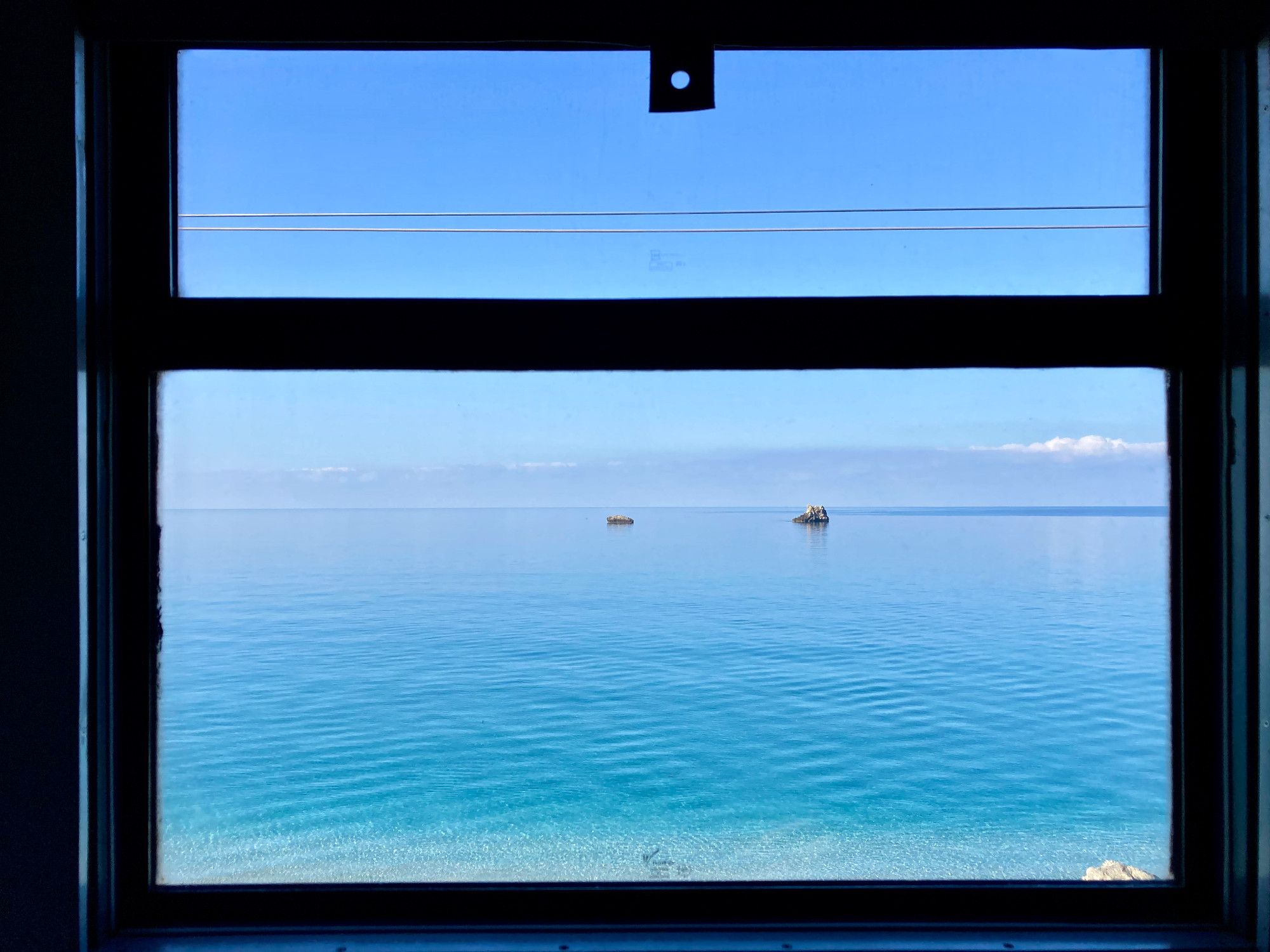 Türkisblaues Meer vor dem Fenster