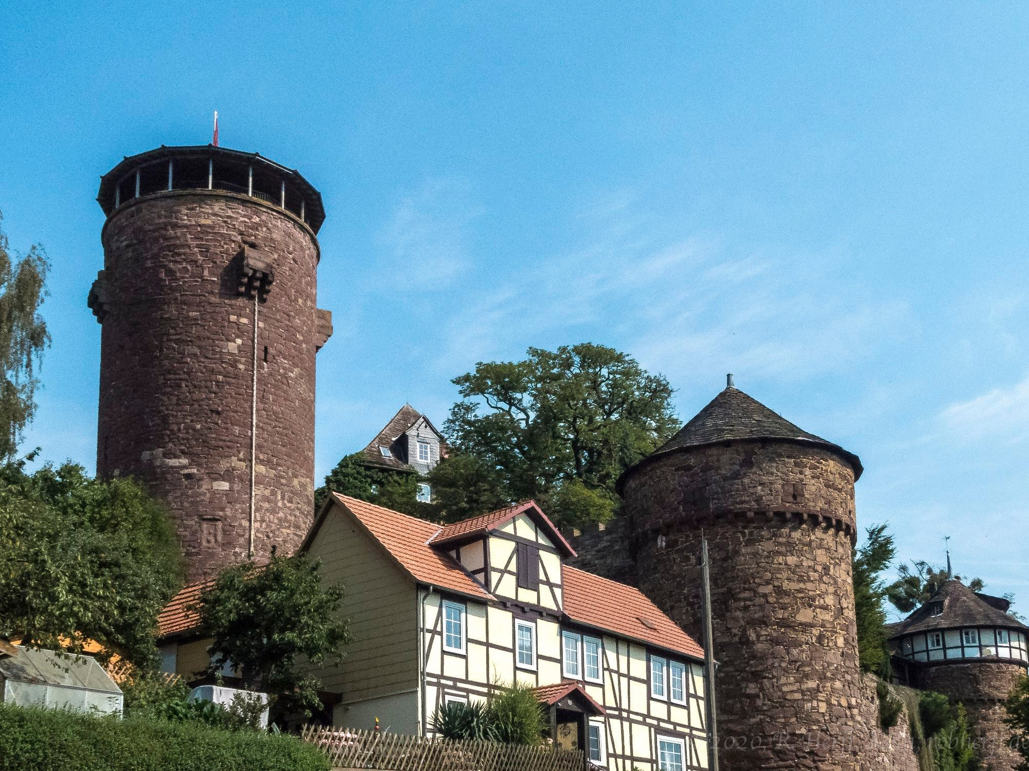 Die Trendelburg gilt als Ursprung des Märchens von Rapunzel.
Vom Turm der Trendelburg hängt ein Seil herab, das Rapunzels Zopf symbolisiert.