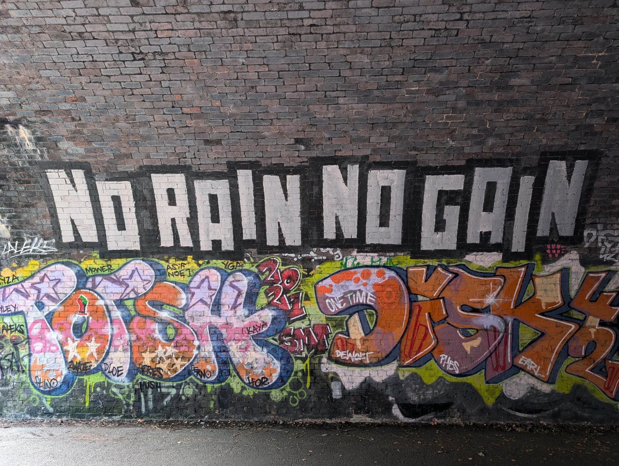 No Rain no Gain grafitti written on wall