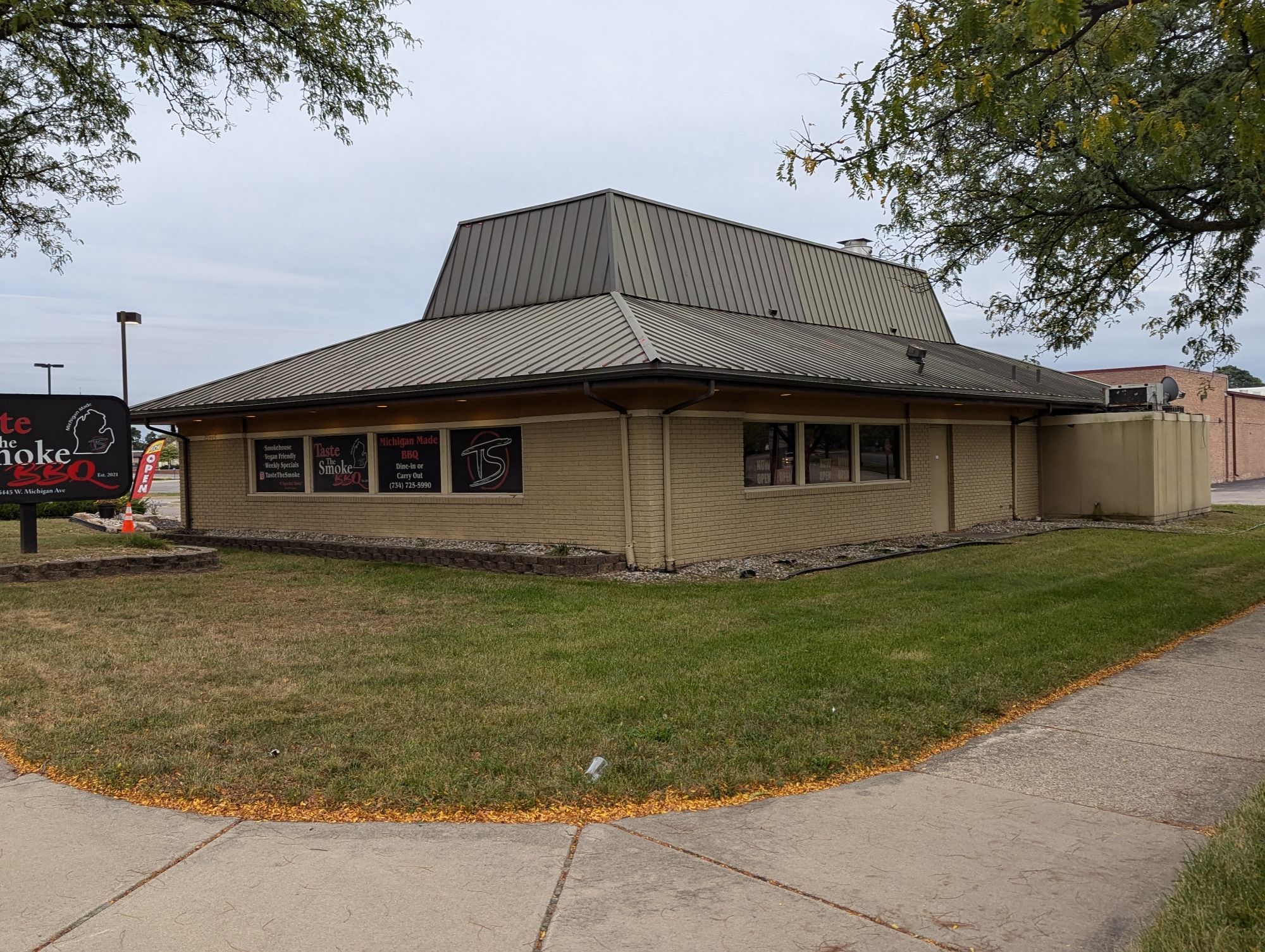 A BBQ restaurant that clearly used to be a pizza hut