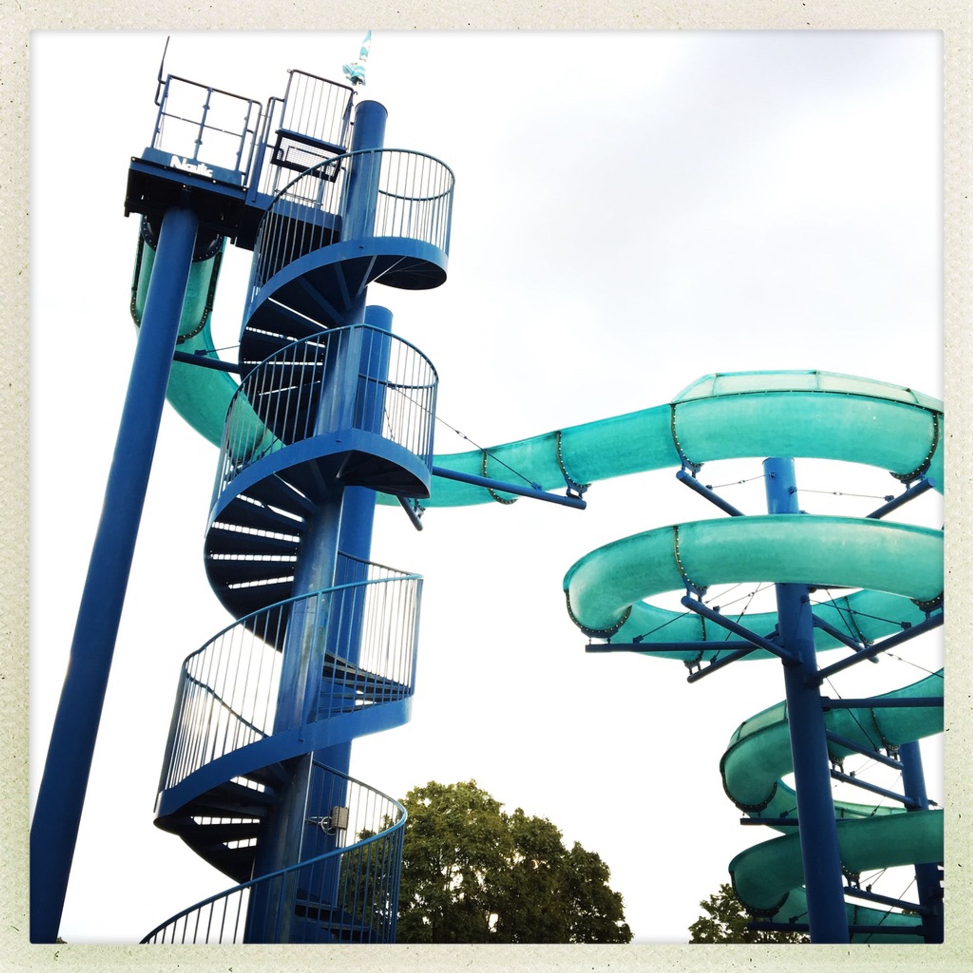 Wendeltreppe hinauf zur Wendel-Rutsche im Schafbergbad, Wien