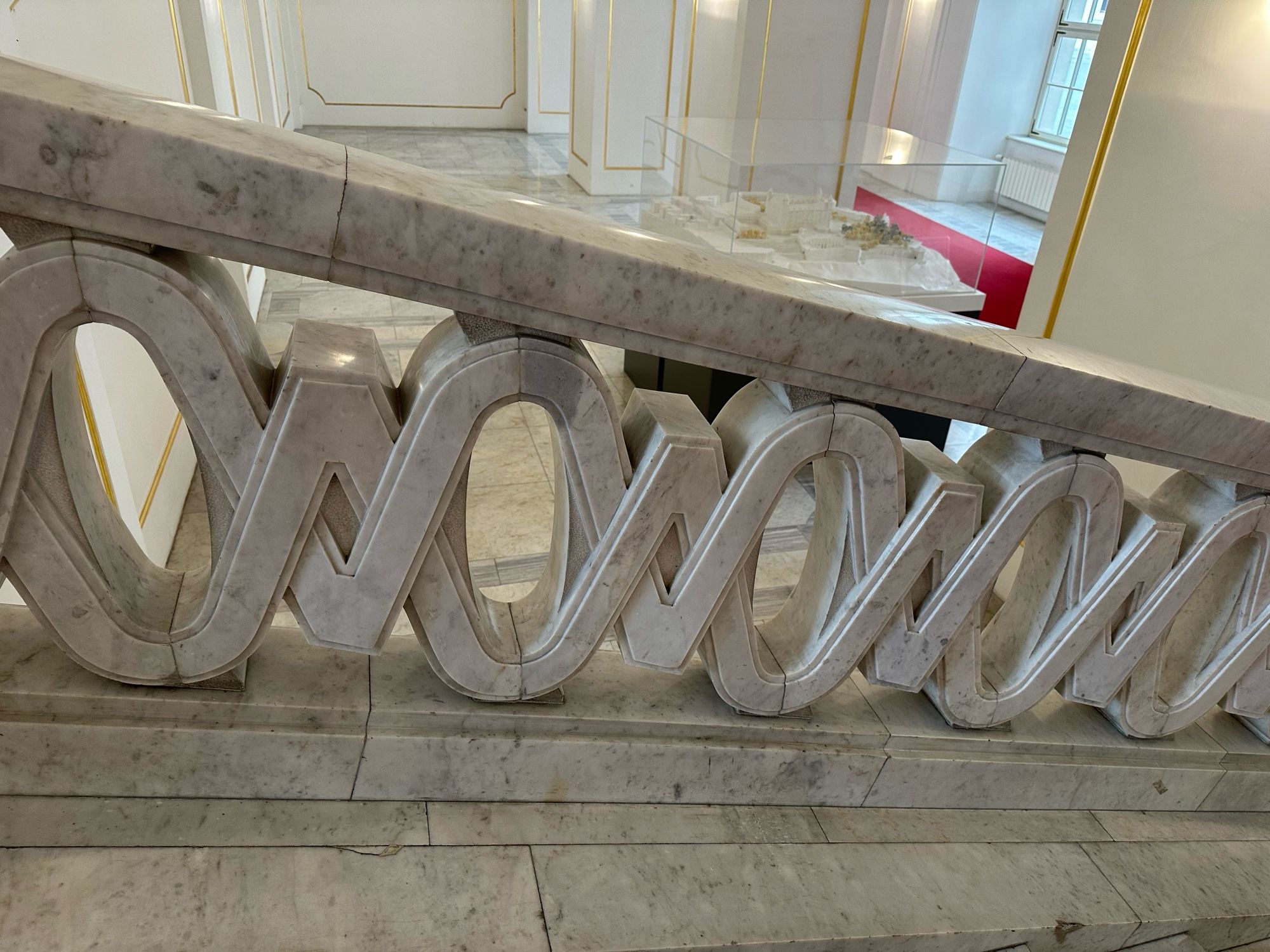 OwO what’s this? A staircase bannister with interlinked shapes that looks like it says OwOwOwO continuously 