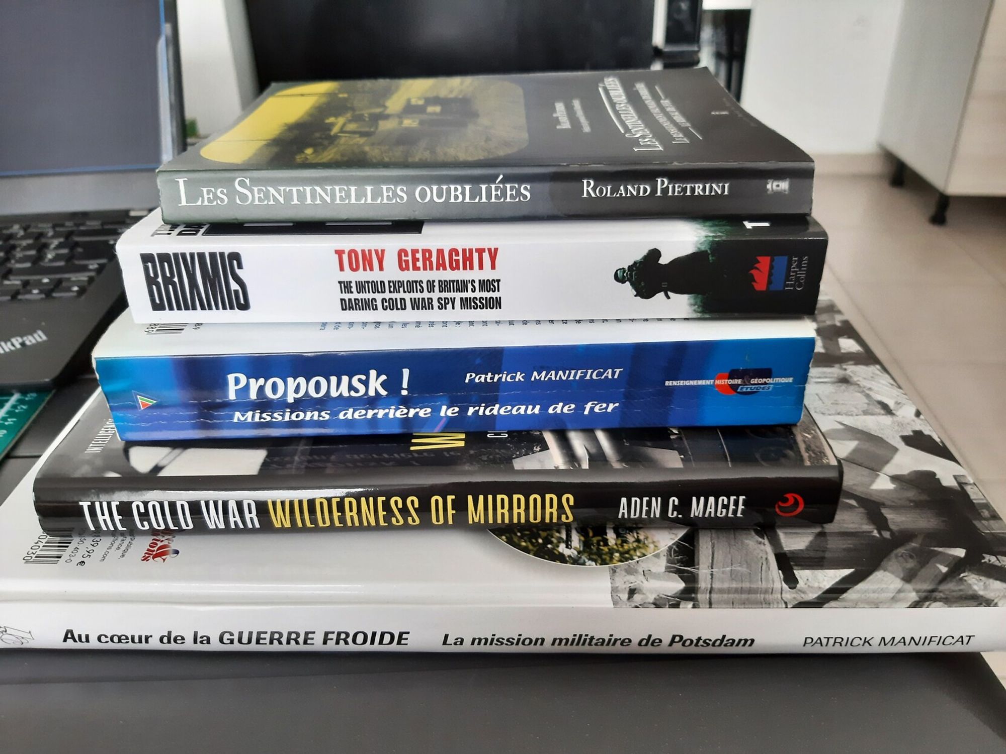 Pile de 5 livres:
- Les sentinelles oubliées,
- BRIXMIS,
- Propousk !
- The Cold War, Wilderness of mirrors,
- La Mission Militaire de Potsdam