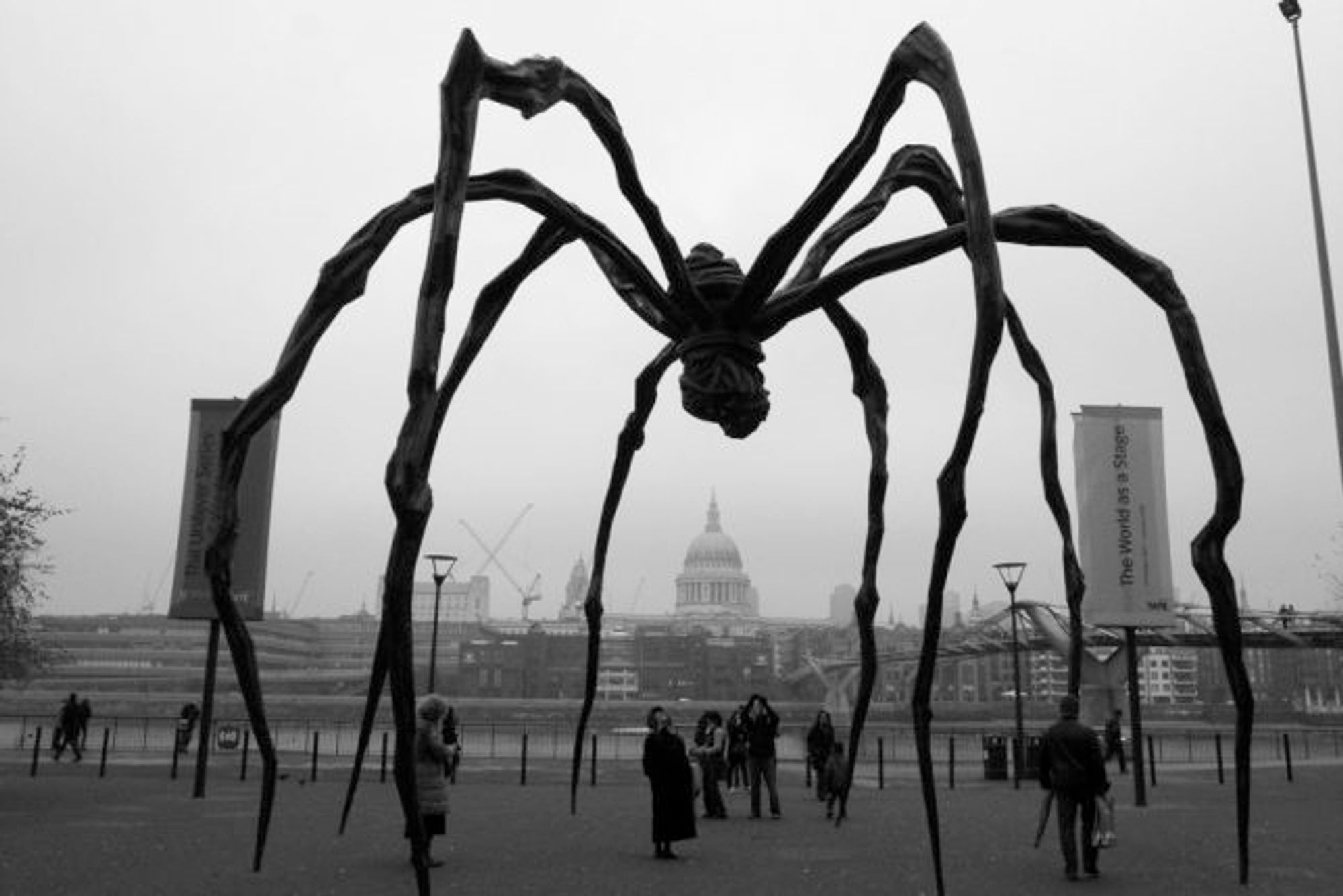 louise bourgeois' Maman, a massive spider sculpture about 10x taller than the humans below it