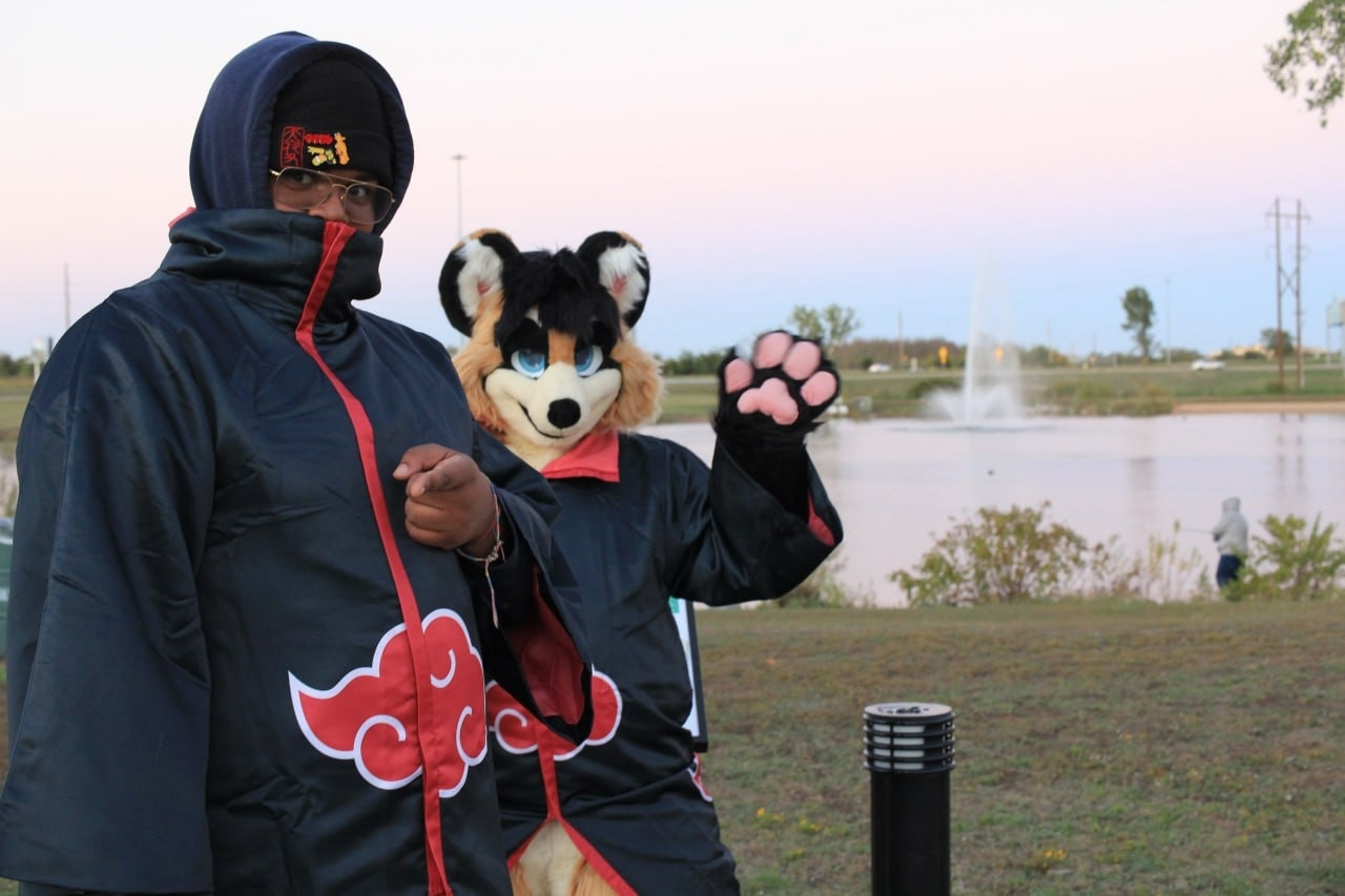 Raccoon /Tanuki (Nodnarb Korinzu) and his mate Shinyroar enjoying a scenic view of the lake / fountain.