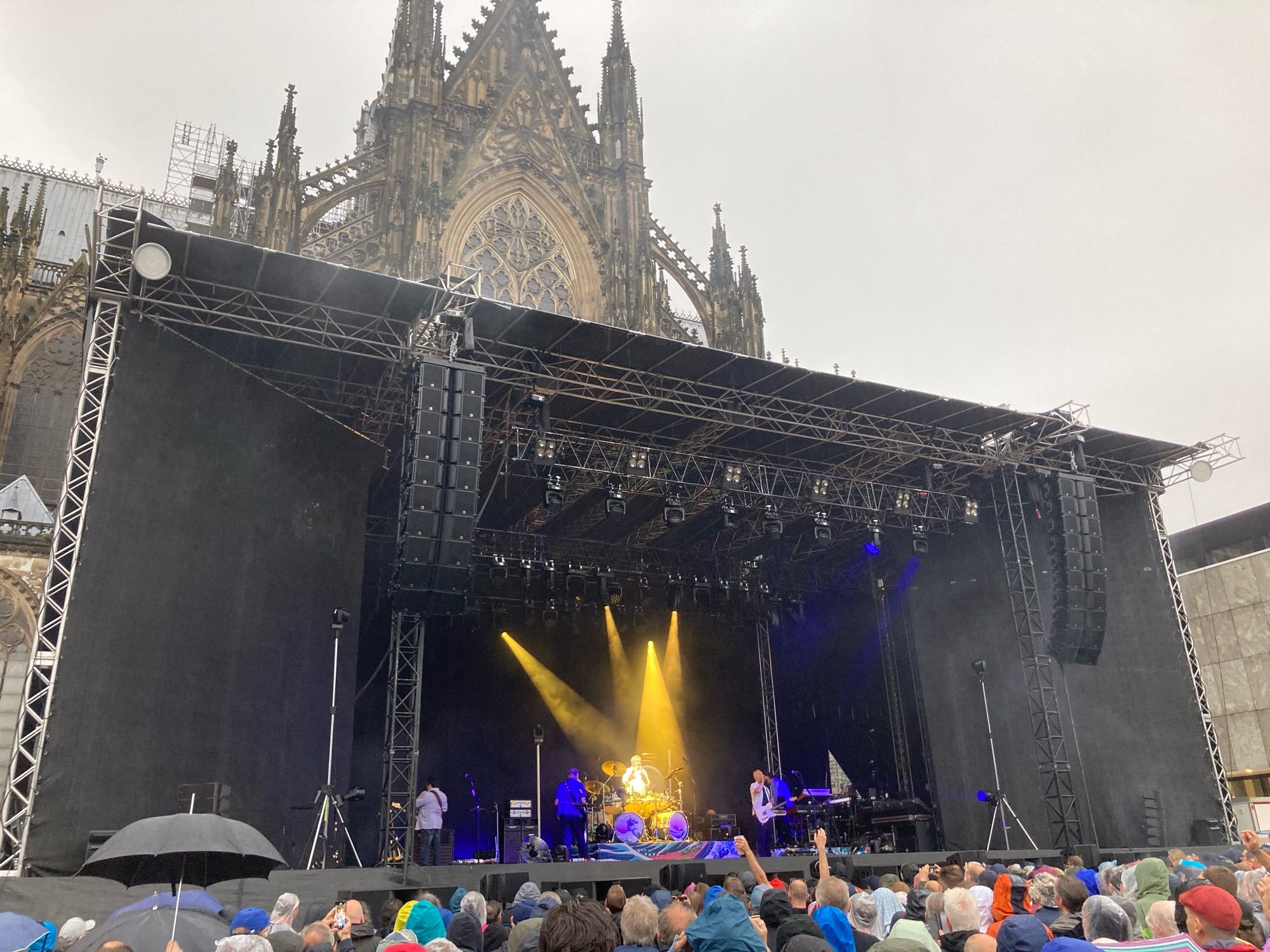 Roncalliplatz hinter dem Dom in köln, Bühne mit bunten Lichtern