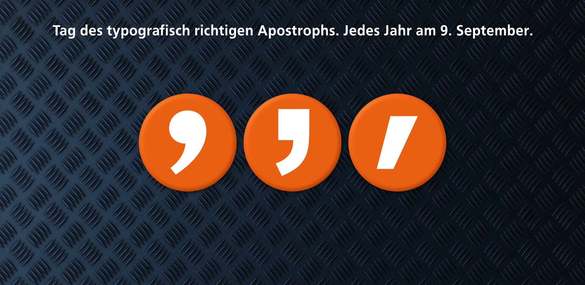 Schaubild, Querformat: Drei weiße Apostrophe in unterschiedlichen Schriftarten auf einem orangefarbenen Button vor einem dunkelblau getönten Riffelblech.