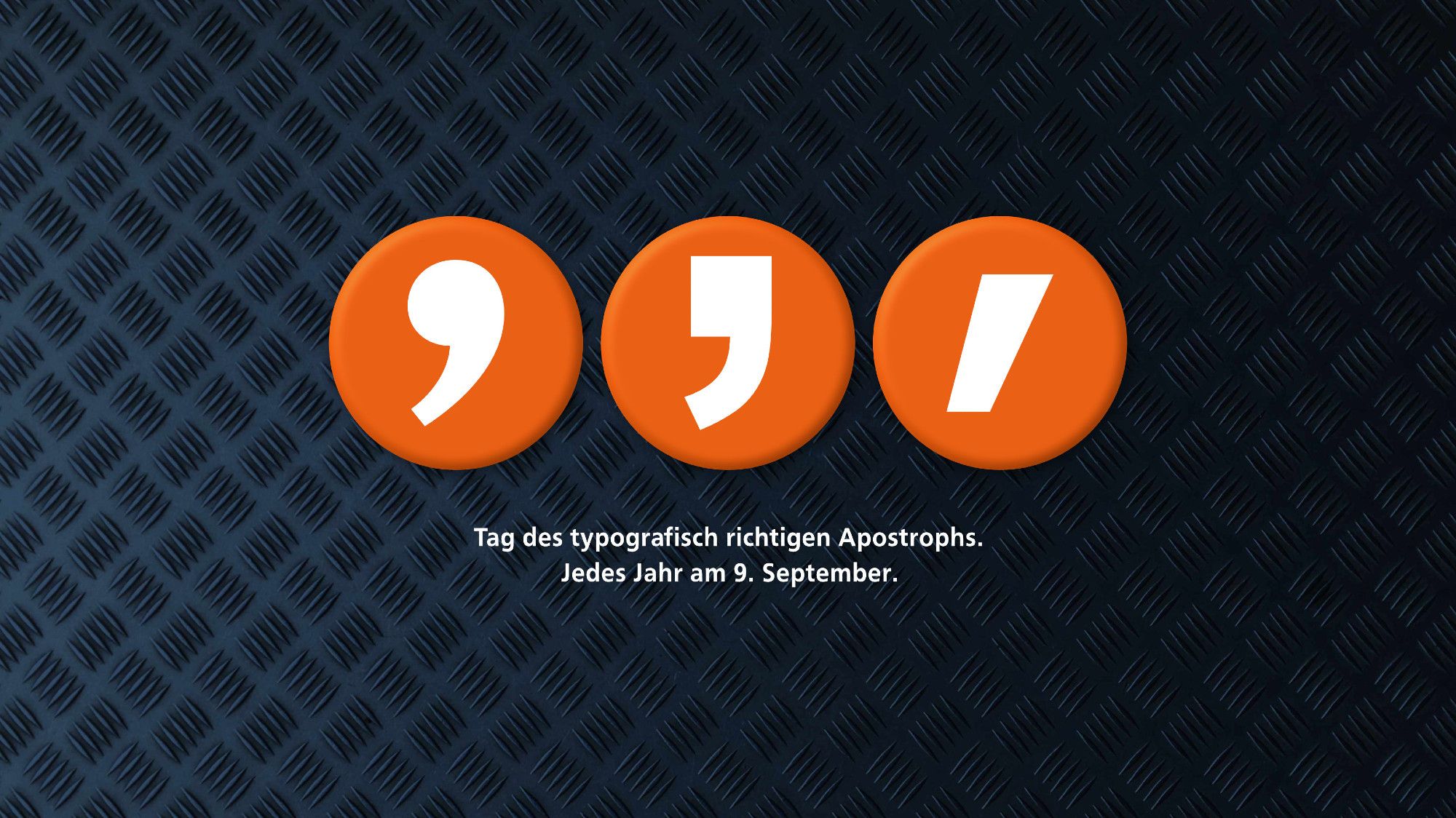 Schaubild, Querformat: Drei weiße Apostrophe in unterschiedlichen Schriftarten auf einem orangefarbenen Button vor dunkelblauem Riffelblech.