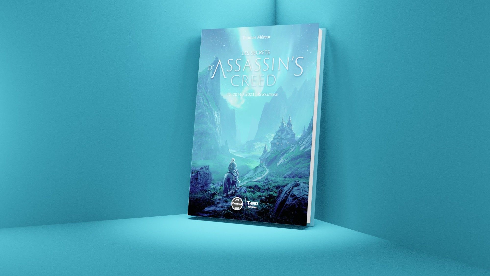 La couverture de l'édition limitée First print de mon nouveau livre 'Les Secrets d'Assassin's Creed. De 2014 à 2023 : Révolutions'. Une somptueuse illustration d'un paysage nordique. Au premier plan, la silhouette d'un viking à cheval devant une vallée brumeuse cernée de pics acérés surplombés par un ciel illuminé d'aurores boréales.