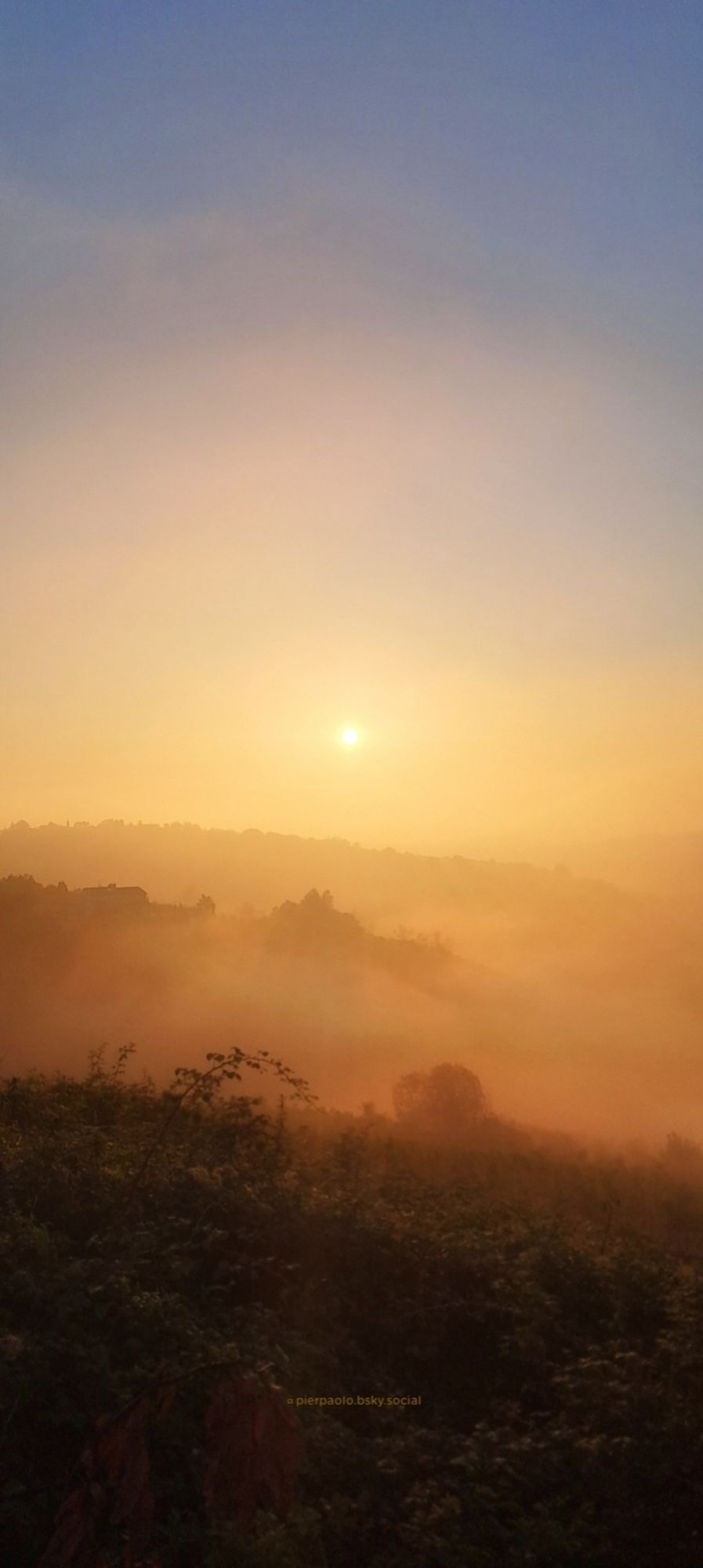 All'alba, la bruma mattutina ricopre le colline romagnole.