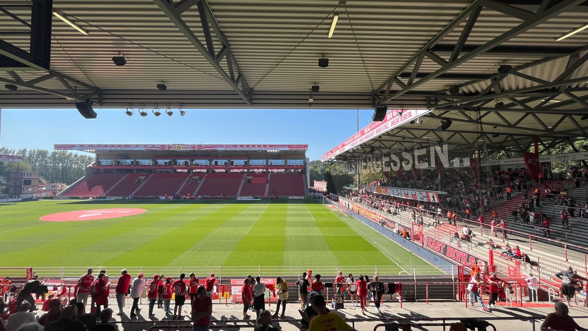 Blick von der Gegengerade auf das Fußballfeld im Stadion an der Alten Försterei