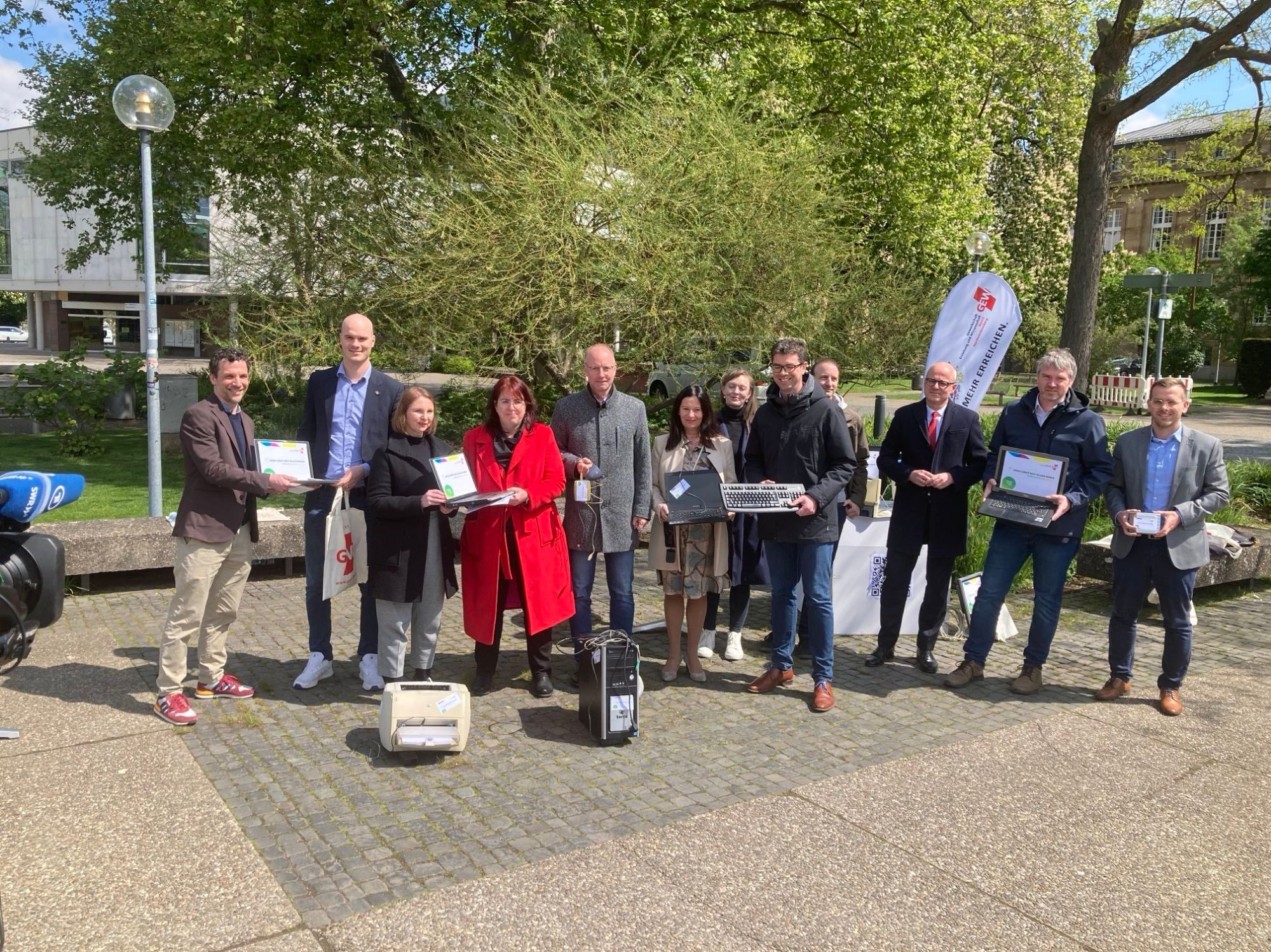 Von links nach rechts auf dem Foto beim Überreichen von alten digitalen Geräten: David Warneck, stellv. Landesvorsitzender GEW, MdL Peter Seimer, Grüne, Staatssekretärin Boser, Monika Stein, Vorsitzende GEW, MdL Timm Kern, FDP, Katrin Steinhülb-Joos, SPD, Stefanie Hehn, GEW, MdL Ralf Nentwich, Grüne, Simon Rott, GEW, Prof. Alexis von Komorowski, GF Landkreistag, Mitarbeiter von MdL, Dennis Richter, Städtetag, Stabsstelle Digitalisierung