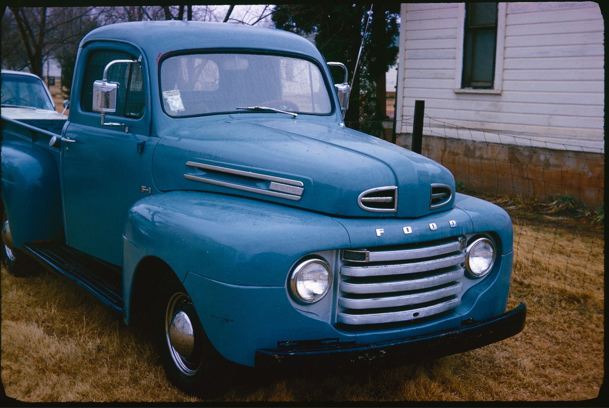 A blue ford truck from the 1950s.