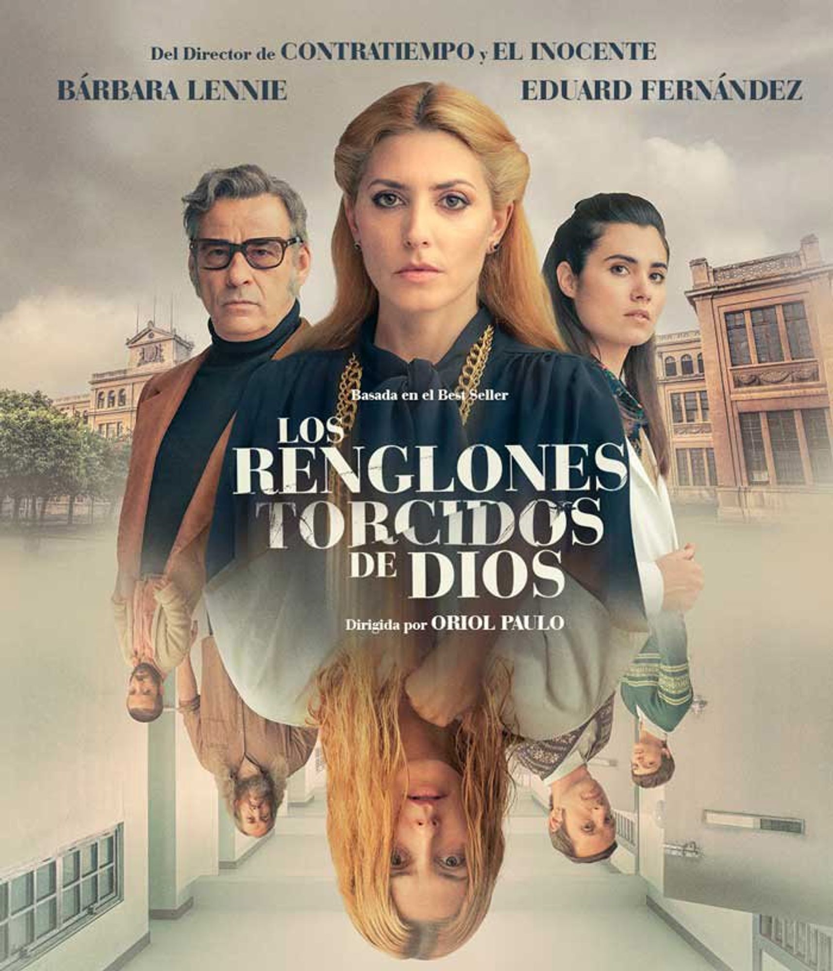 En la parte central del cartel, aparece el título de la obra "los renglones torcidos de Dios", dirigida por Oriol Paulo. Detrás del título, hay tres personas: un hombre con gafas, americana y suéter de cuello alto; una mujer rubia que lleva un collar dorado y, a la derecha, otra mujer morena que parece que lleva una nata blanca. La misma mujer rubia que aparece por encima del título de la obra, está reflejada en sentido inverso y aparece al revés. En este caso, está en lo que parece ser un hotel y lleva una bata. Parece asustada. A su alrededor, hay cuatro hombres que miran desafiantes a la cámara.