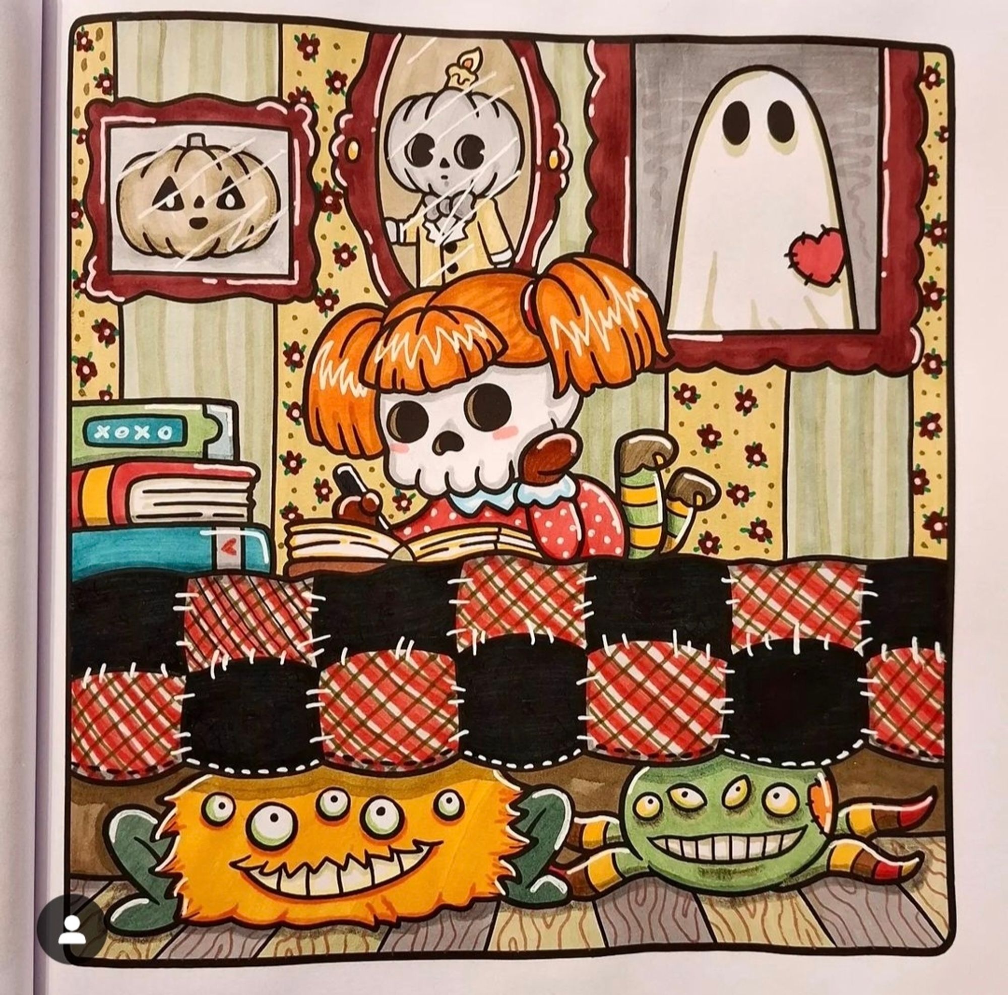 Motiv aus dem Malbuch Spooky Cutie. Ein Skelettmädchen mit zwei Zöpfen liegt auf dem Bett und schreibt. Unter dem Bett lauern zwei grinsende Monster. Über dem Bett hängen Bilder, die zwei Kürbisse und einen Geist zeigen.