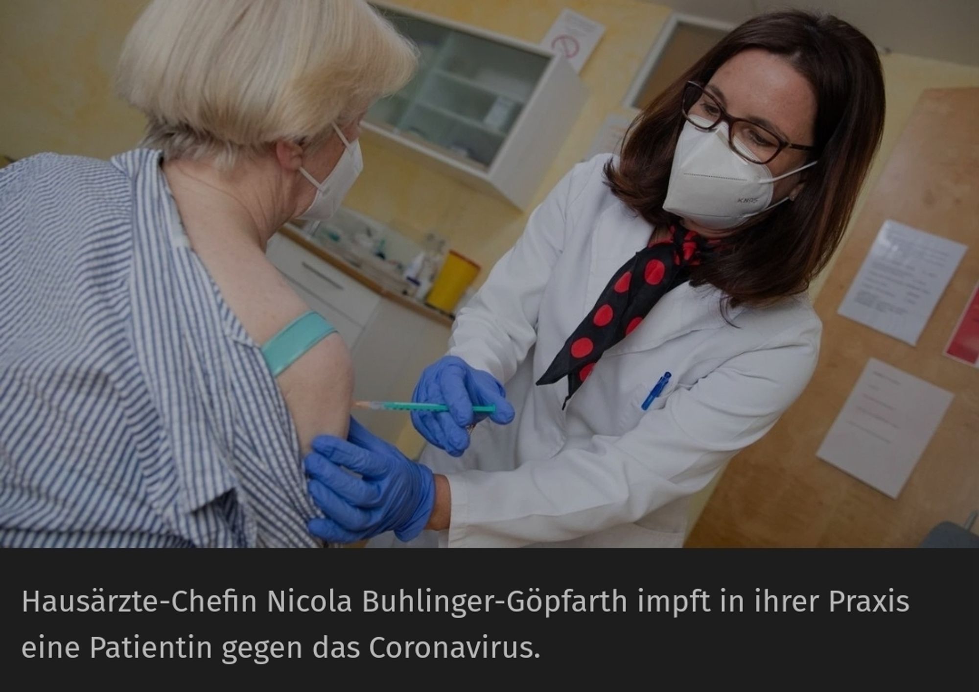 screenshot aus dem artikel: "Hausärzte-Chefin Nicola Buhlinger-Göpfarth impft in ihrer Praxis eine Patientin gegen das Coronavirus.". dazu ein foto der ärztin beim impfen, sie und die patientin tragen ffp2-masken und die ärztin 'sogar' handschuhe