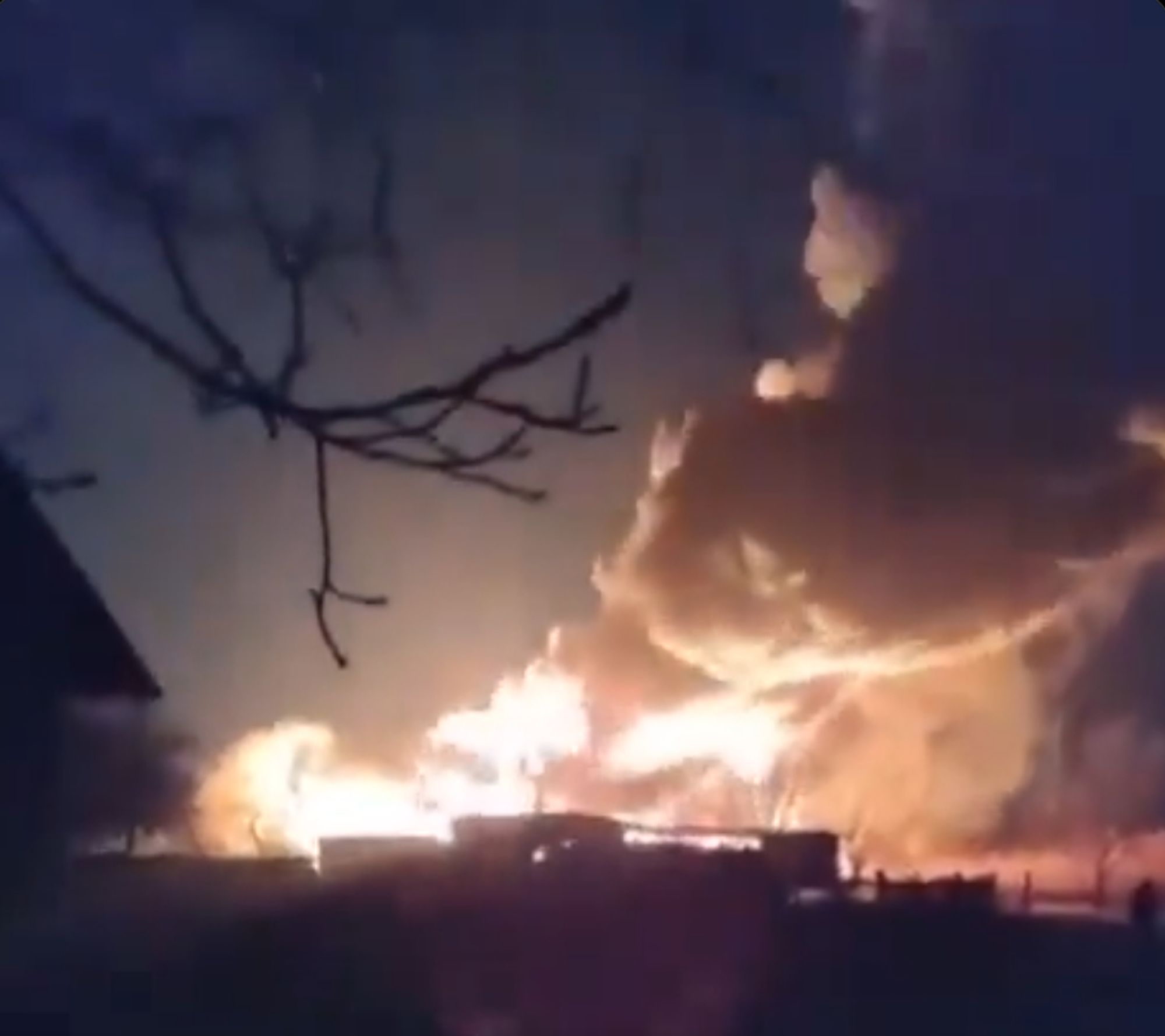 Image d'un avion A-50 russe en flammes abattu ce soir par les ukrainiens.