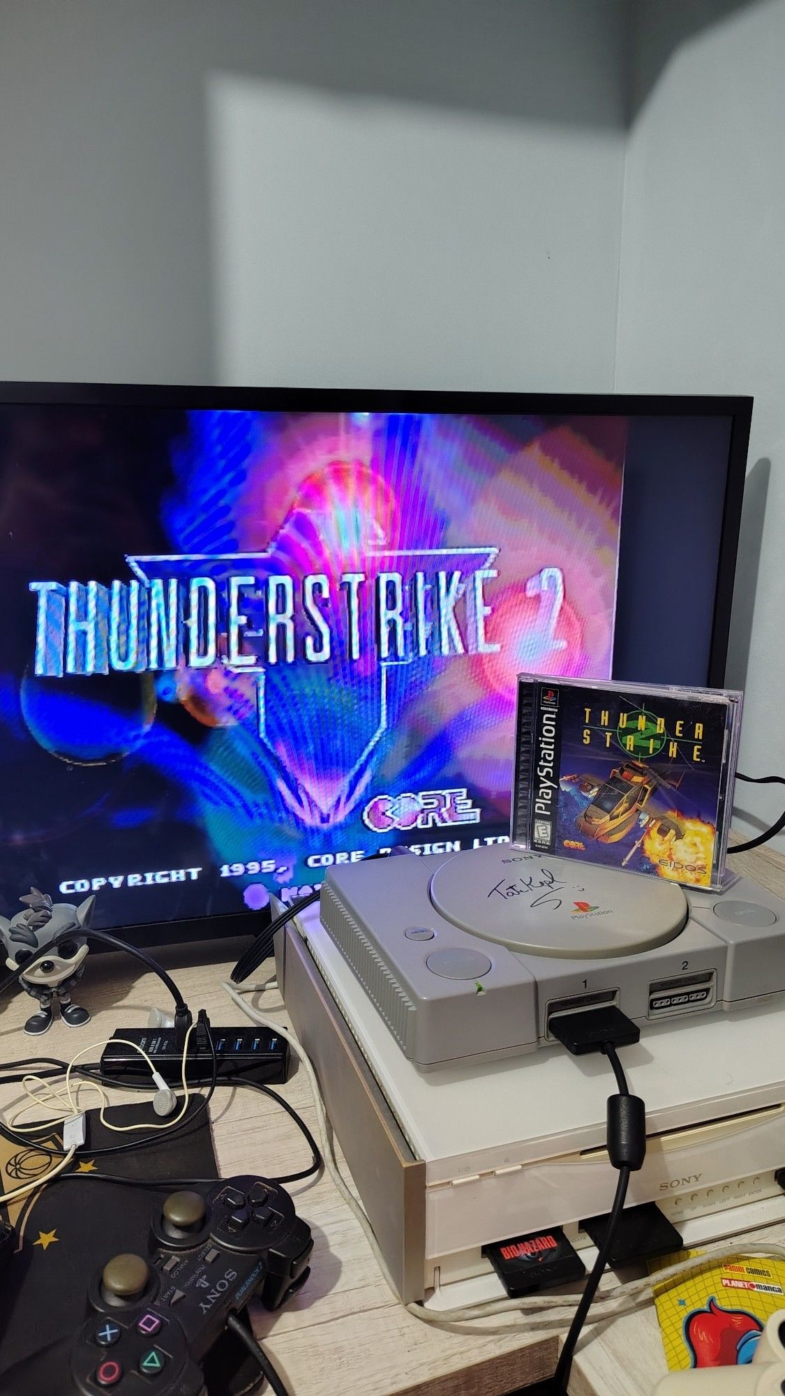 Jogo Thunderstrike 2 rodando no PS1 (autografado por Tatiane Keplmair), mostrando a tela de título